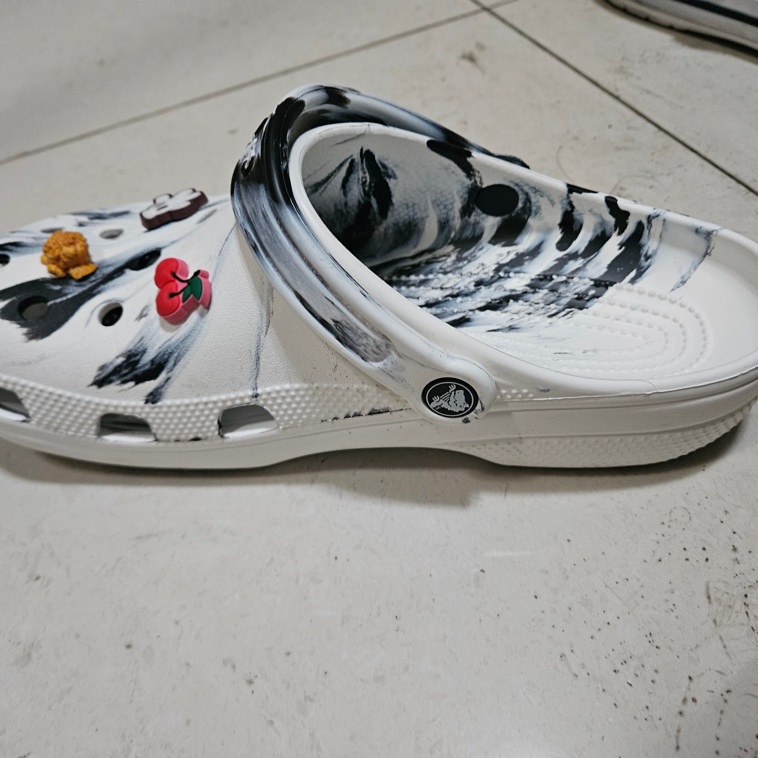 Crocs Classic Marbled Clog White Black 착용 스타일