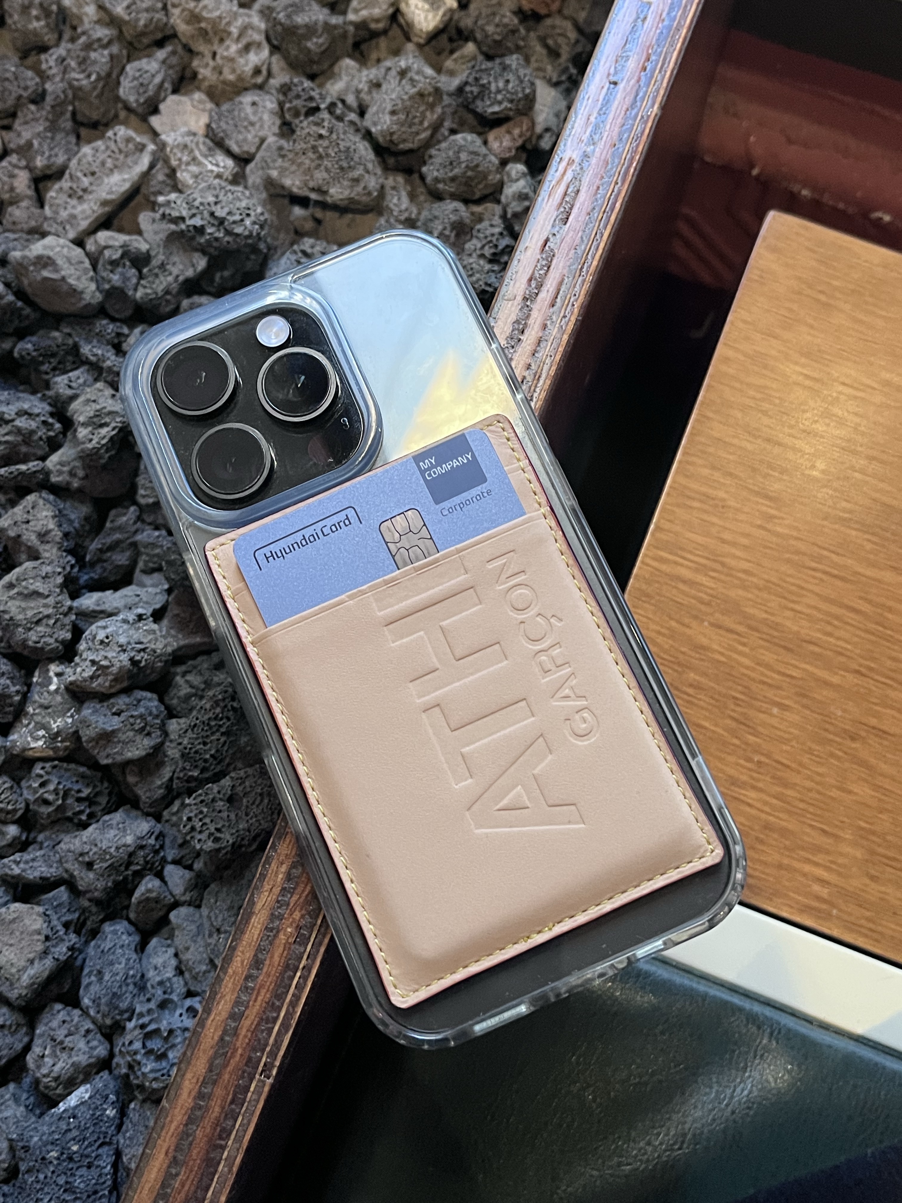 Athe garcon Leather Magnetic Card Holder Beige 착용 스타일 - 1