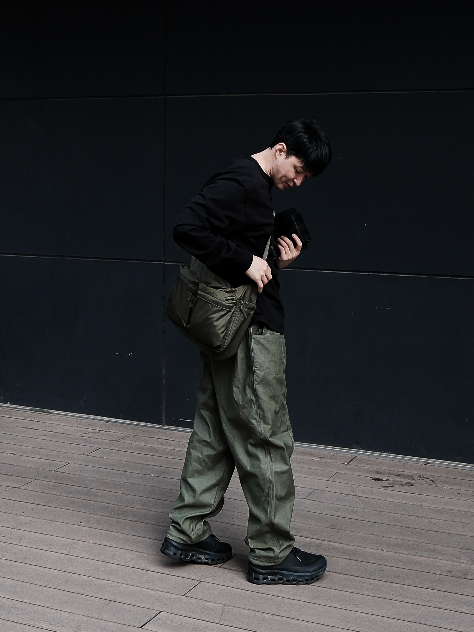Uniqlo Multi Pocket Shoulder Bag Olive, The Real McCoy's Long Sleeve Logo T-Shirt Black 착용 스타일
