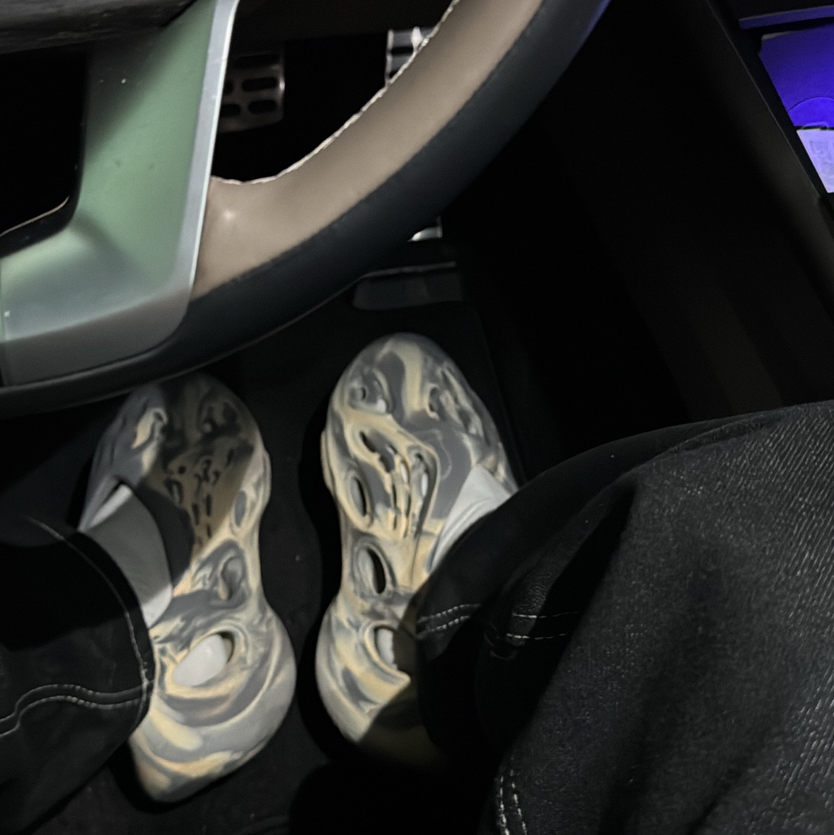 Adidas Yeezy Foam RNNR MXT Moon Gray 착용 스타일