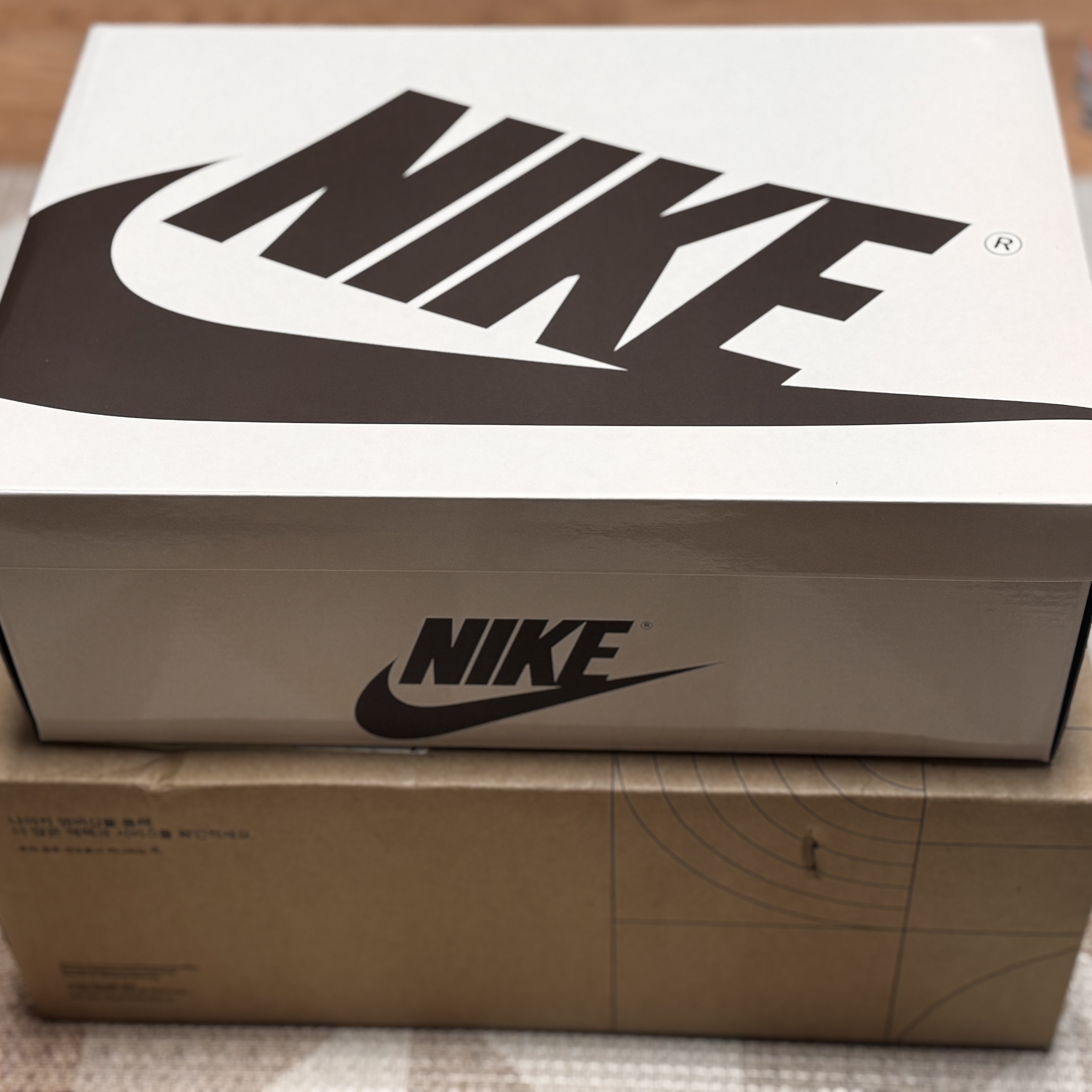 Jordan 1 x Travis Scott Retro Low OG SP Velvet Brown and Dark Mocha 착용 스타일 - 3