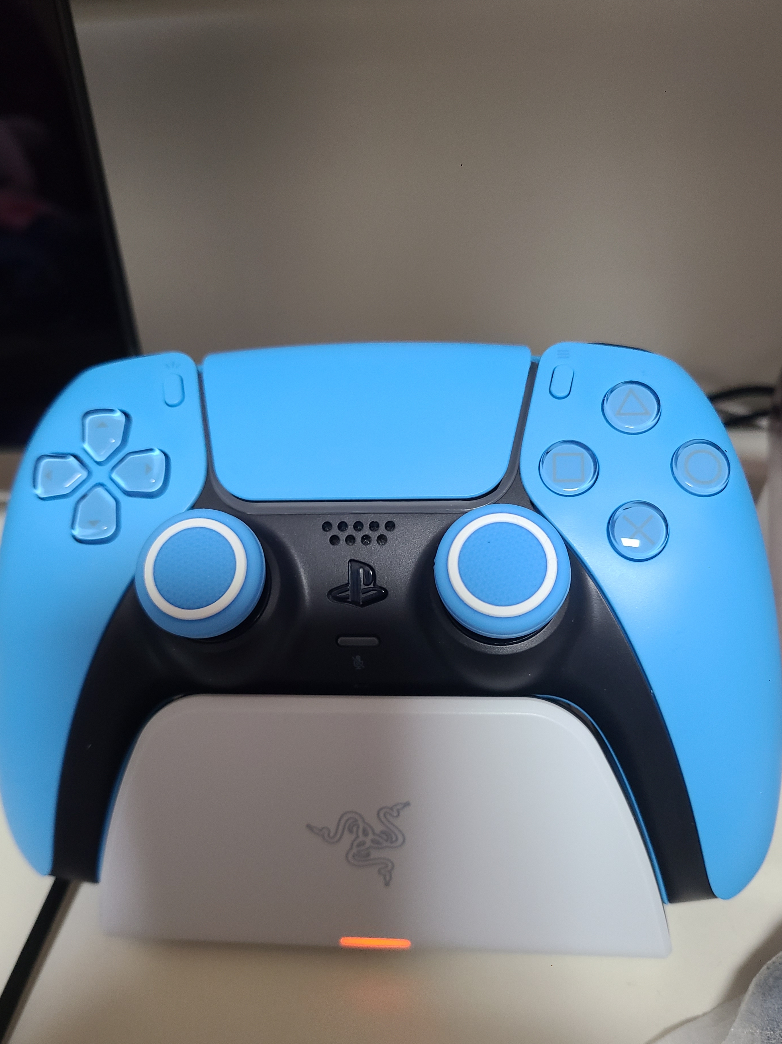 PlayStation 5 DualSense Wireless Controller Starlight Blue 착용 스타일