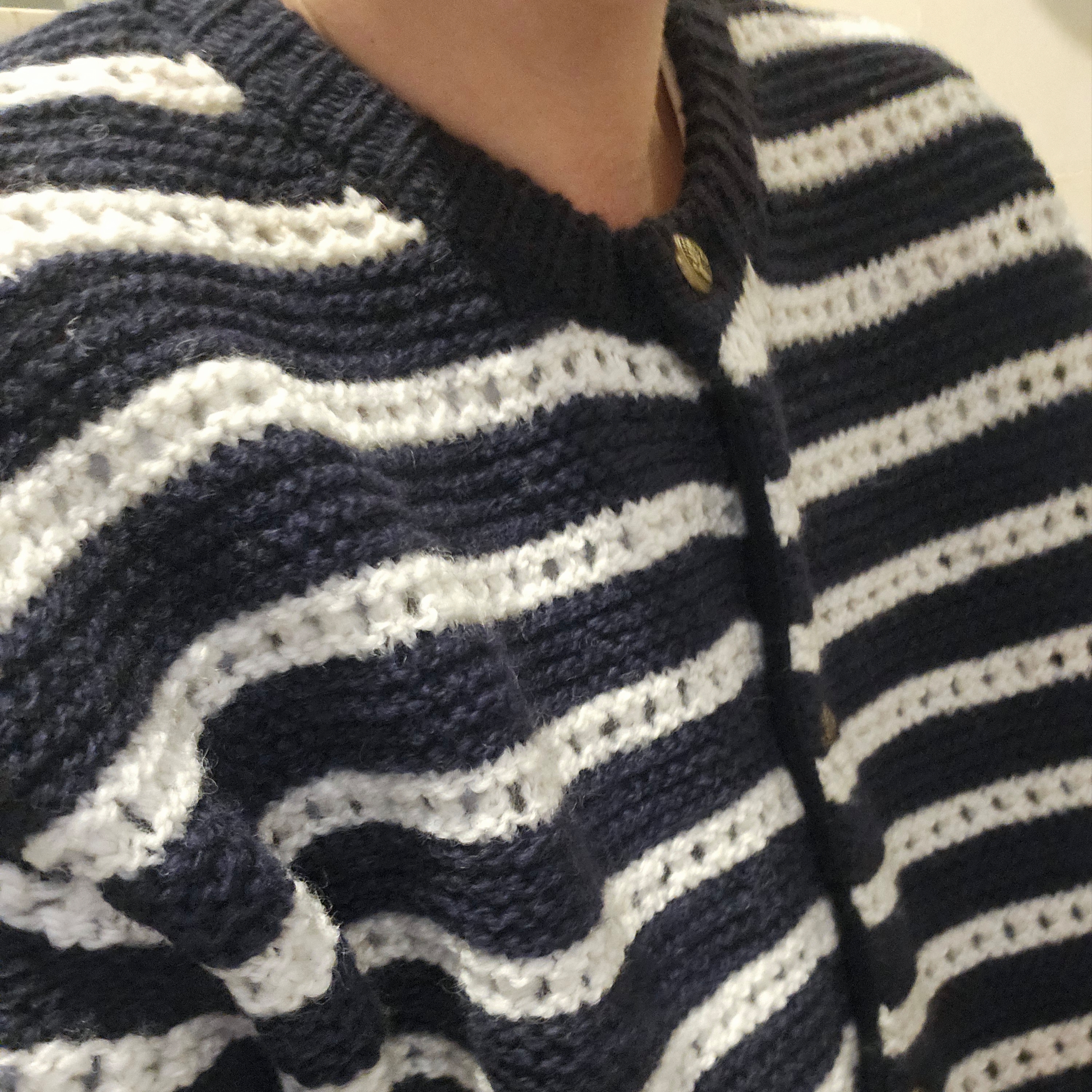 [KREAM 단독 리오더] STU Round Neck Stripe Cardigan Navy 착용 스타일