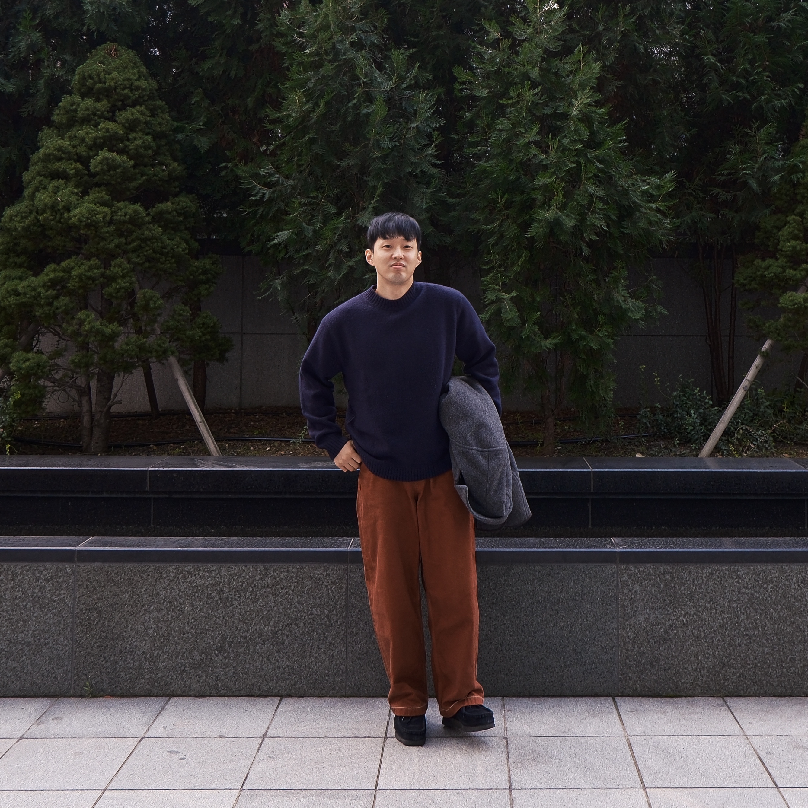 Uniqlo x JW Anderson Wide Fit Jeans Dark Orange - KR, Clarks Wallabee Gore-Tex Black Suede 착용 스타일 - 1