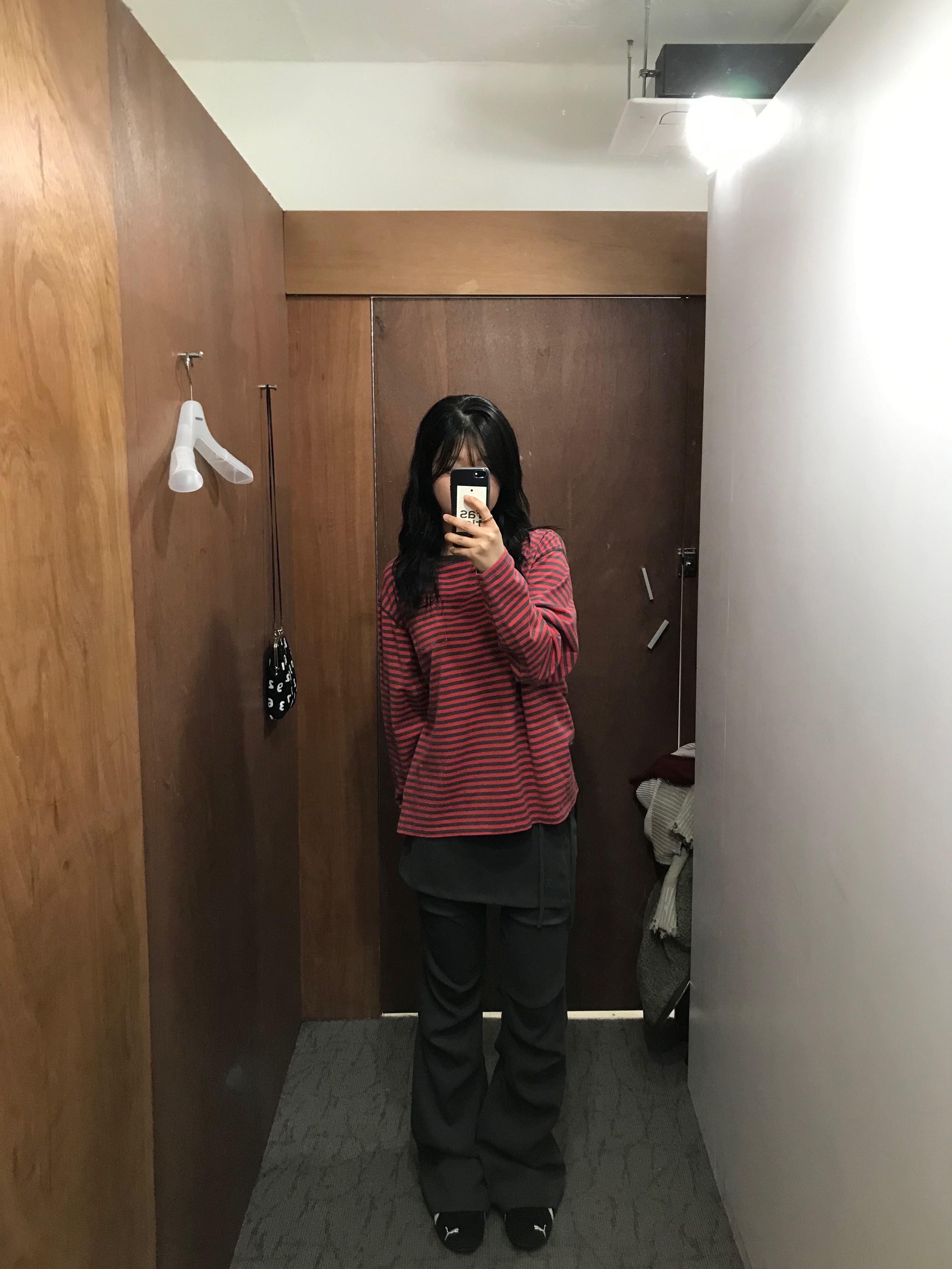 Hatchingroom Two Face Stripe T-Shirt Brown 착용 스타일