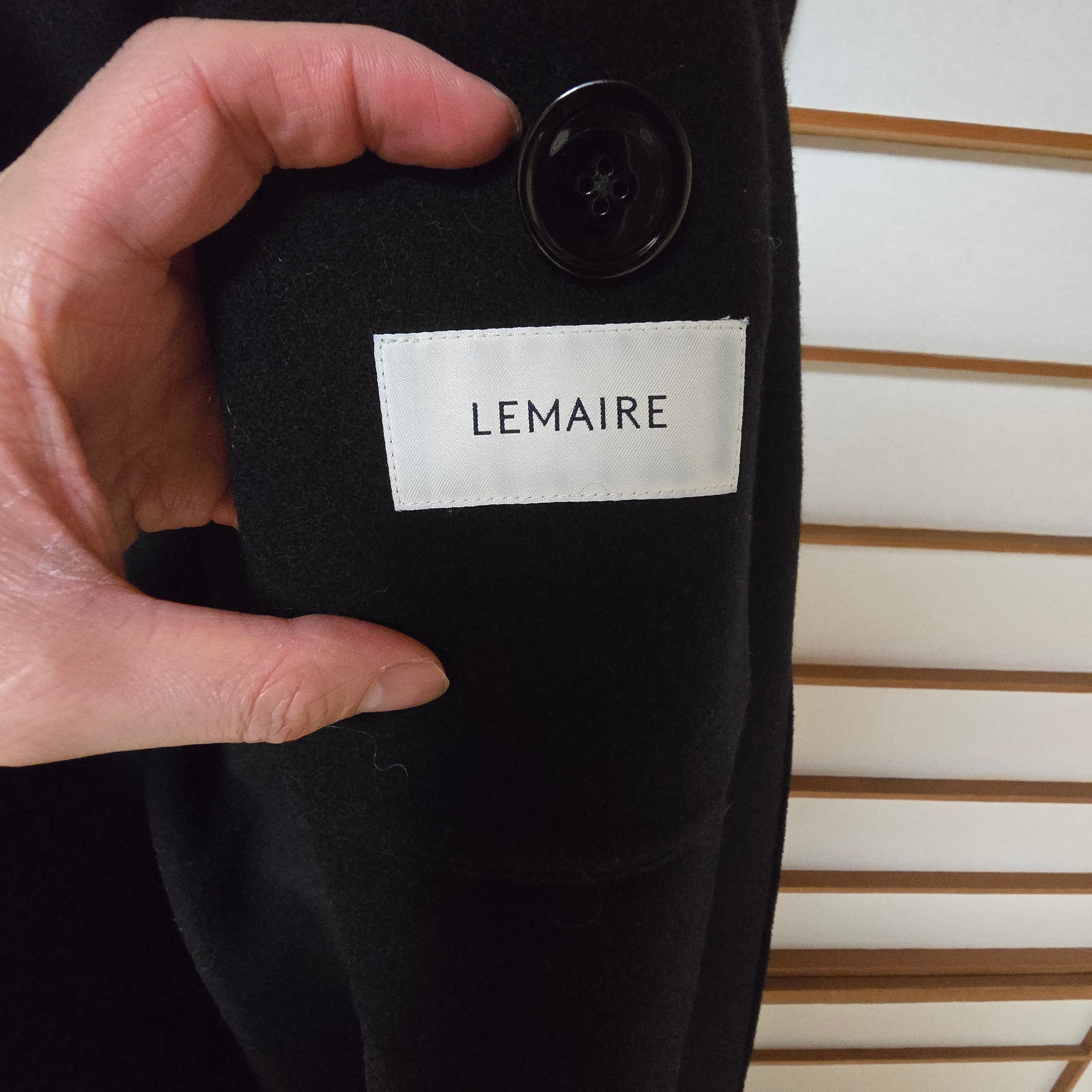 Lemaire Double Wool Wrap Coat Black 착용 스타일 - 2