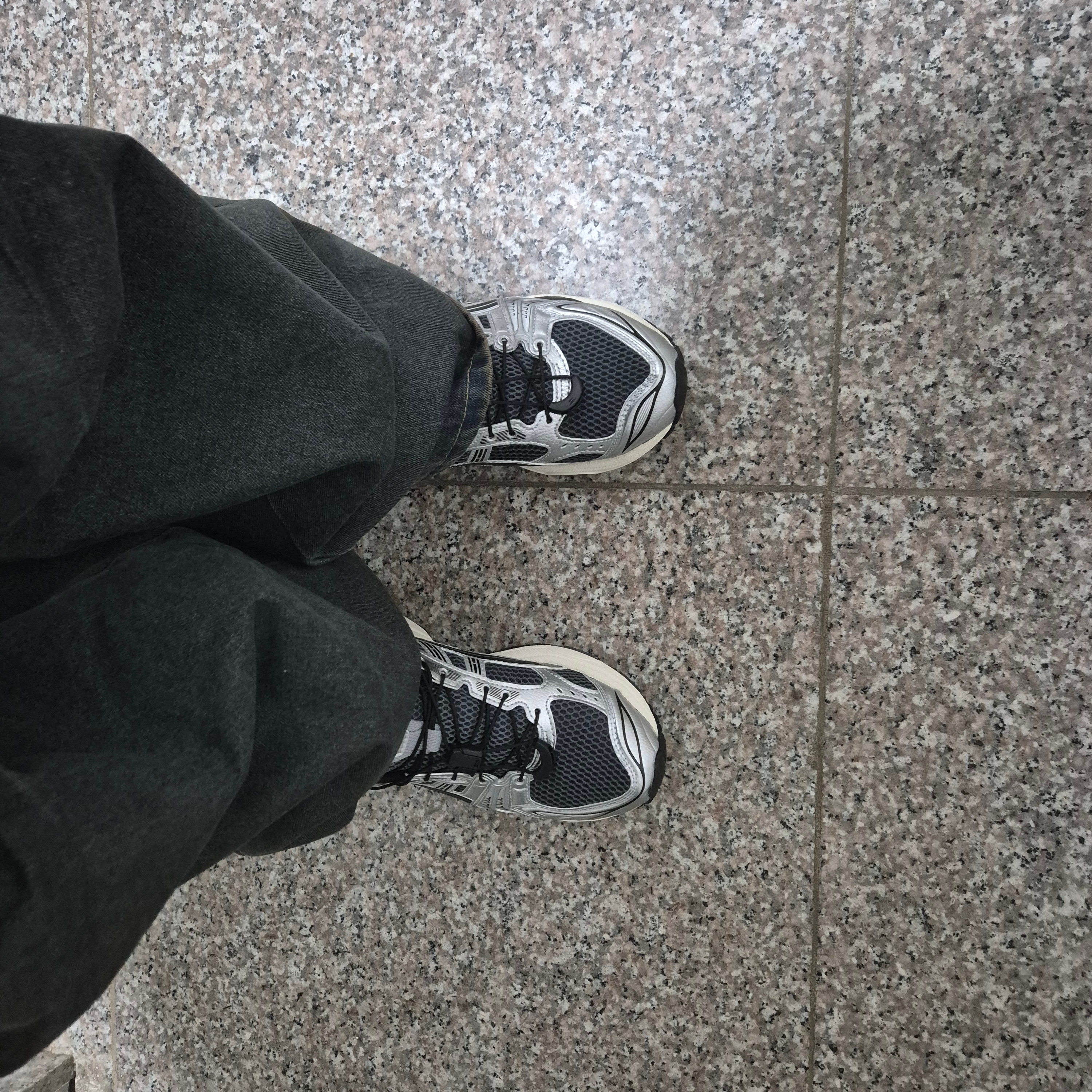 Asics Unlimited Gel-Kayano 14 Carrier Grey Black 착용 스타일