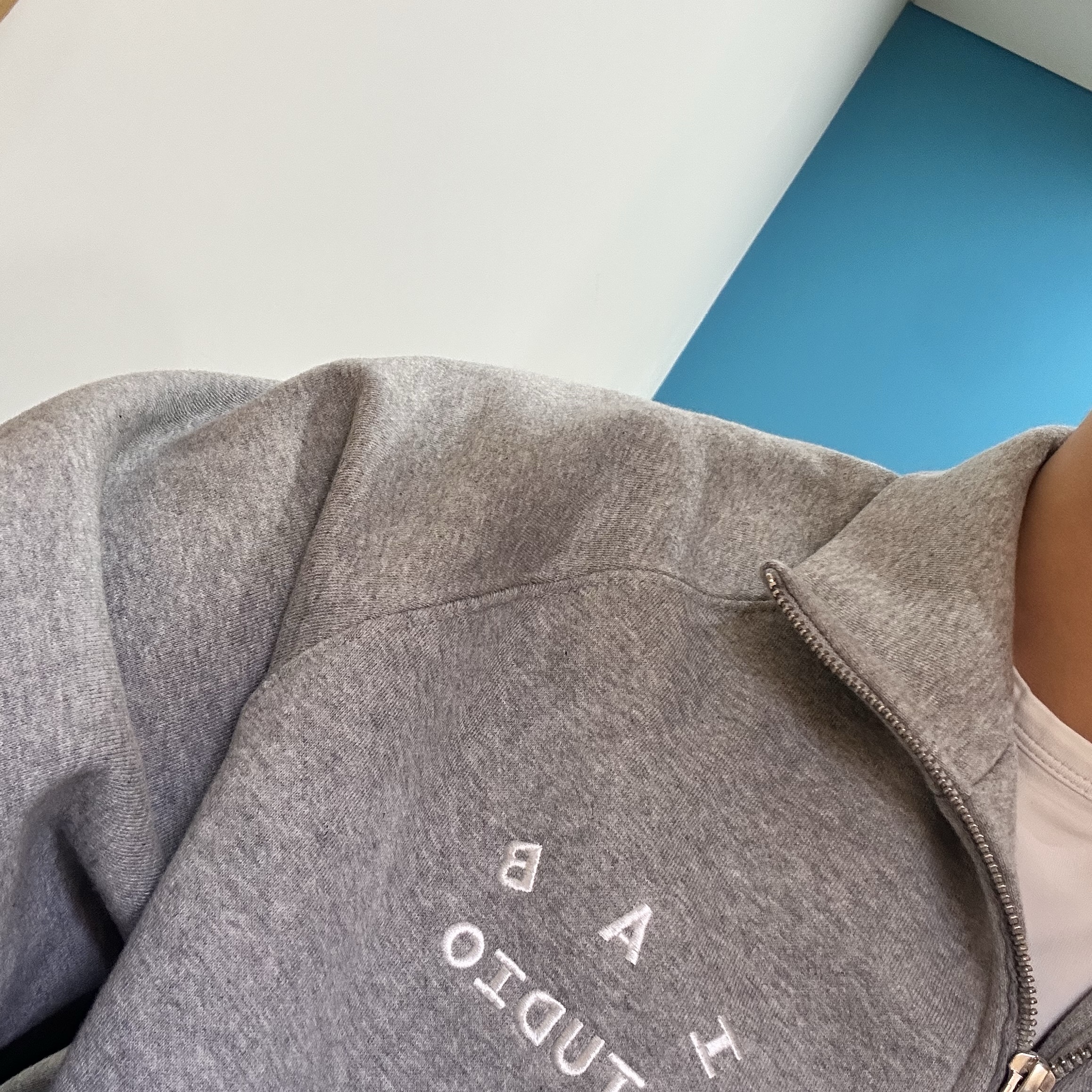 IAB Studio 2Way Full Zip-Up Gray White 착용 스타일