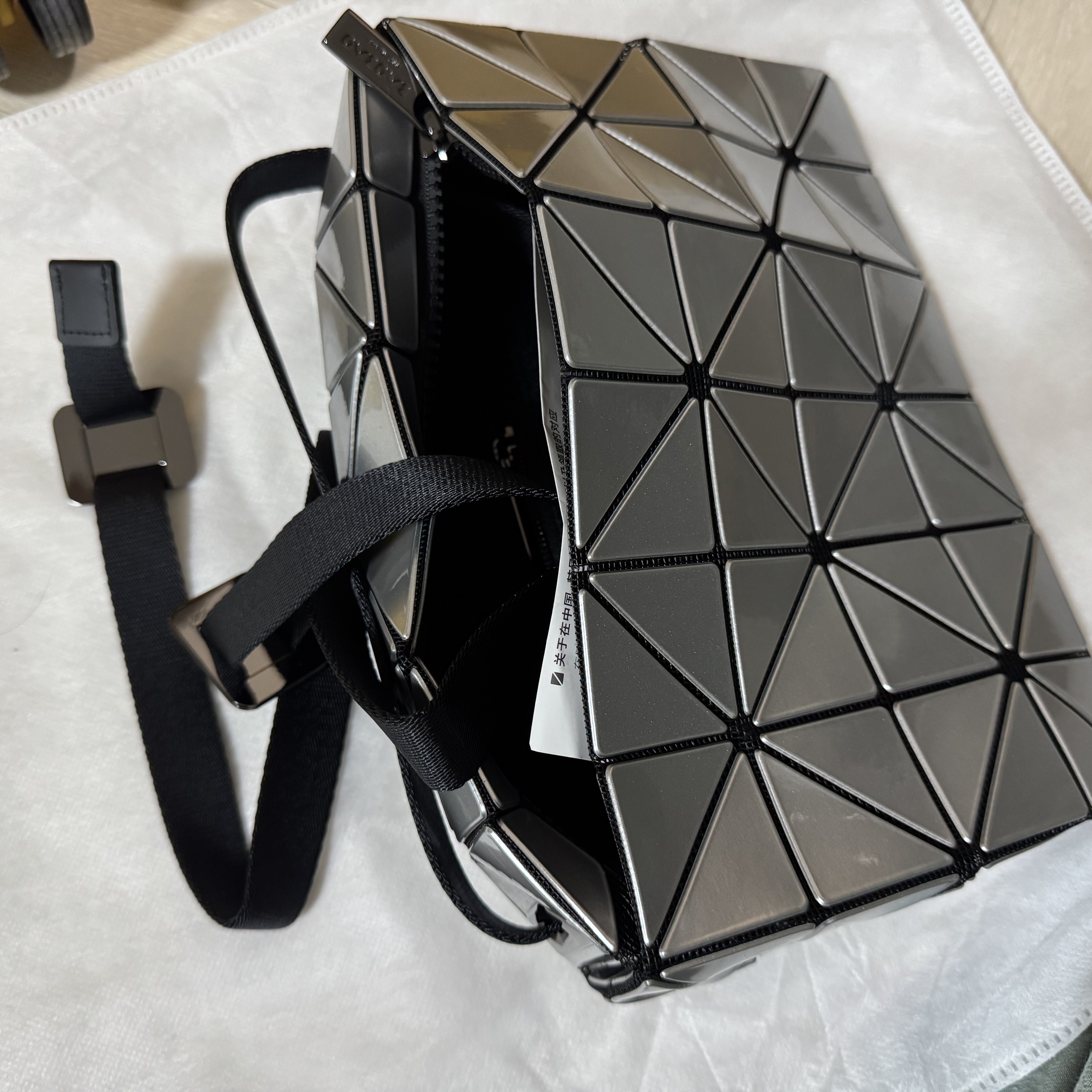 Bao Bao Issey Miyake Carton Crossbody Bag Silver 착용 스타일 - 3