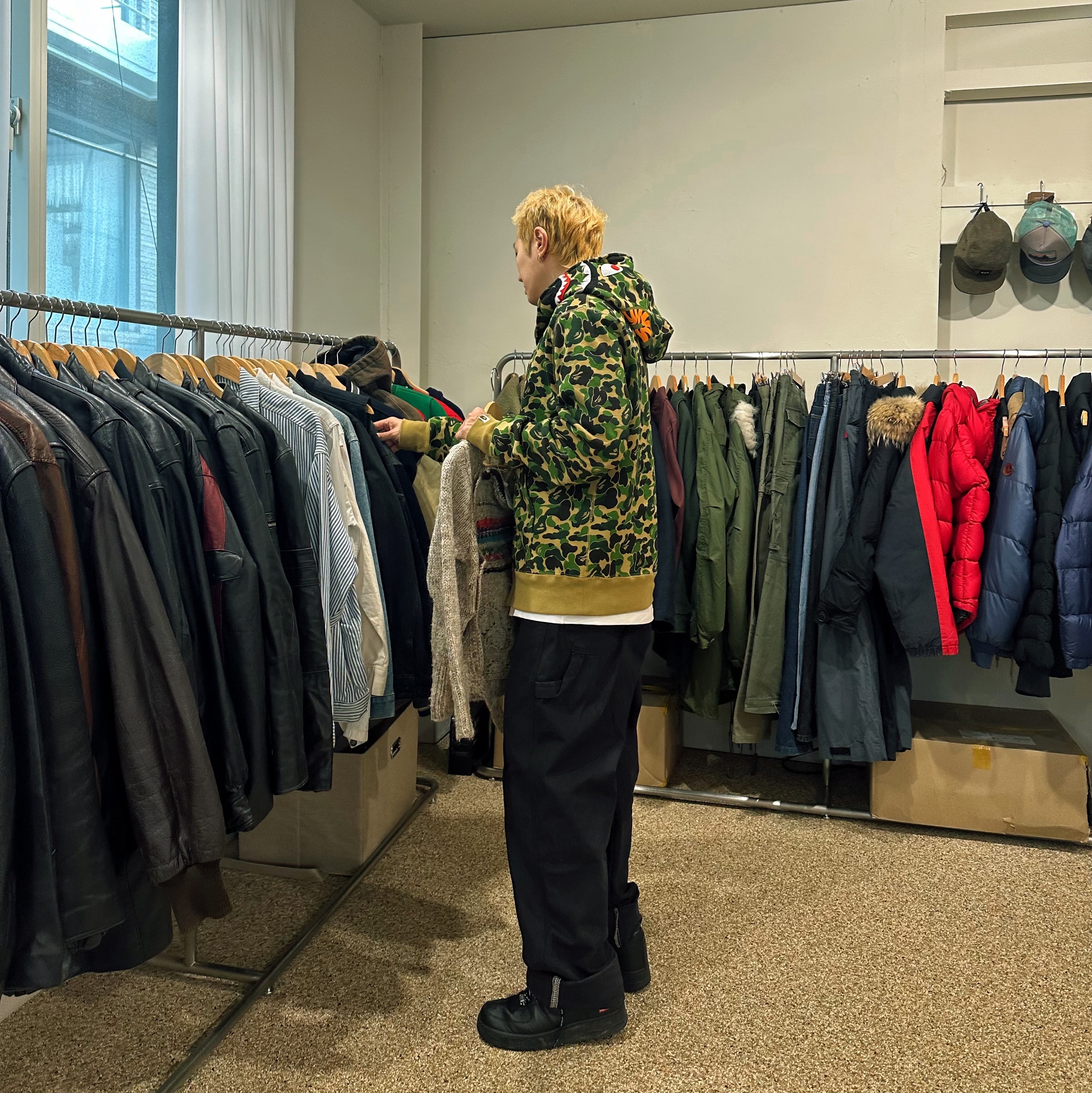 Supreme Flannel Reversible Puffer Jacket Black - 22FW, BAPE ABC Camo Shark Full Zip Hoodie Green 착용 스타일 - 3
