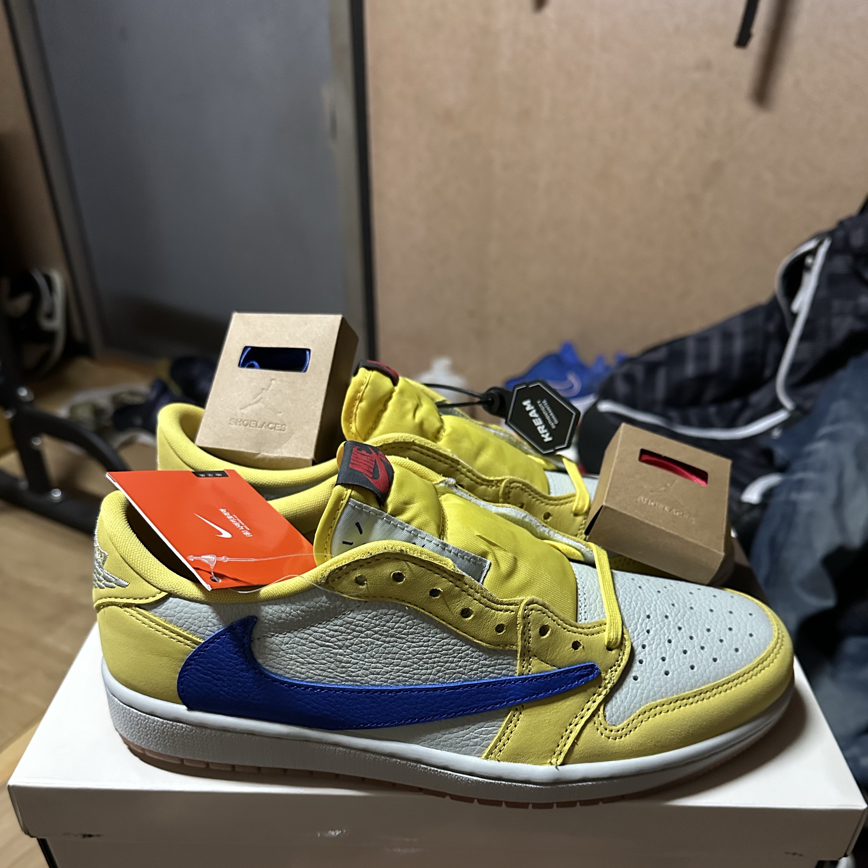 (W) Jordan 1 x Travis Scott Retro Low OG SP Canary 착용 스타일 - 1