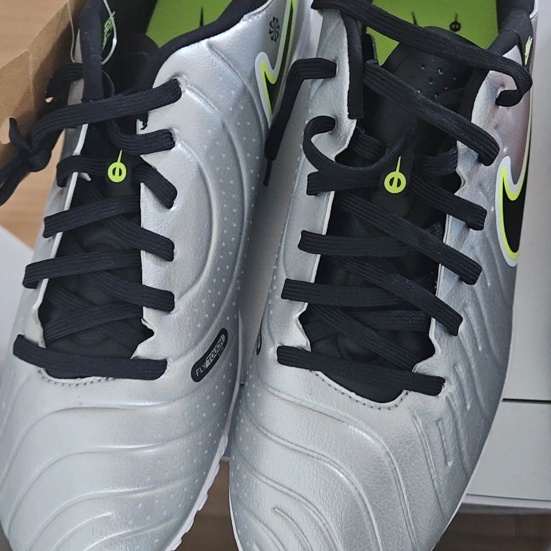 Nike Zoom Vomero 5 Metallic Silver Black 착용 스타일 - 3