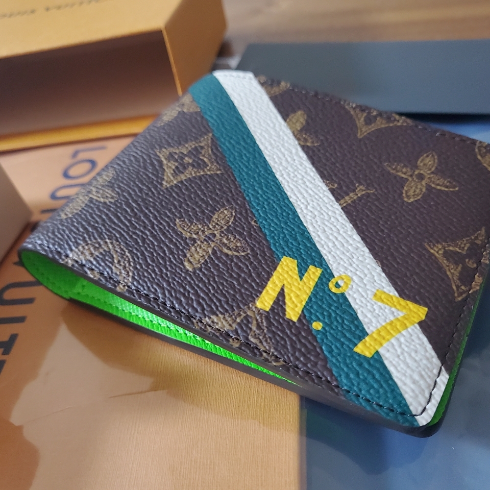 Louis Vuitton PF. Multiple Wallet Monogram 착용 스타일 - 3