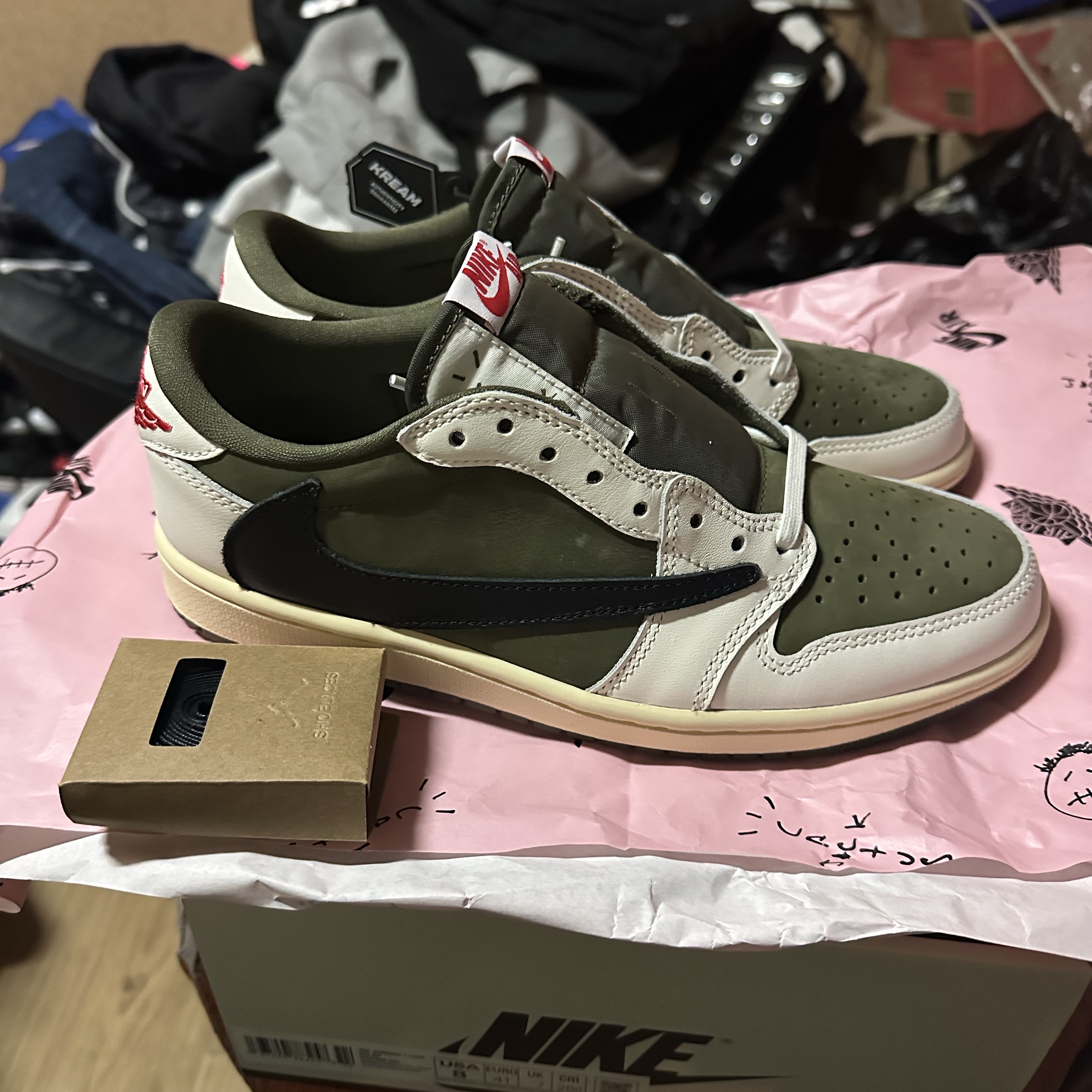 Jordan 1 x Travis Scott Retro Low OG SP Reverse Olive 착용 스타일 - 1