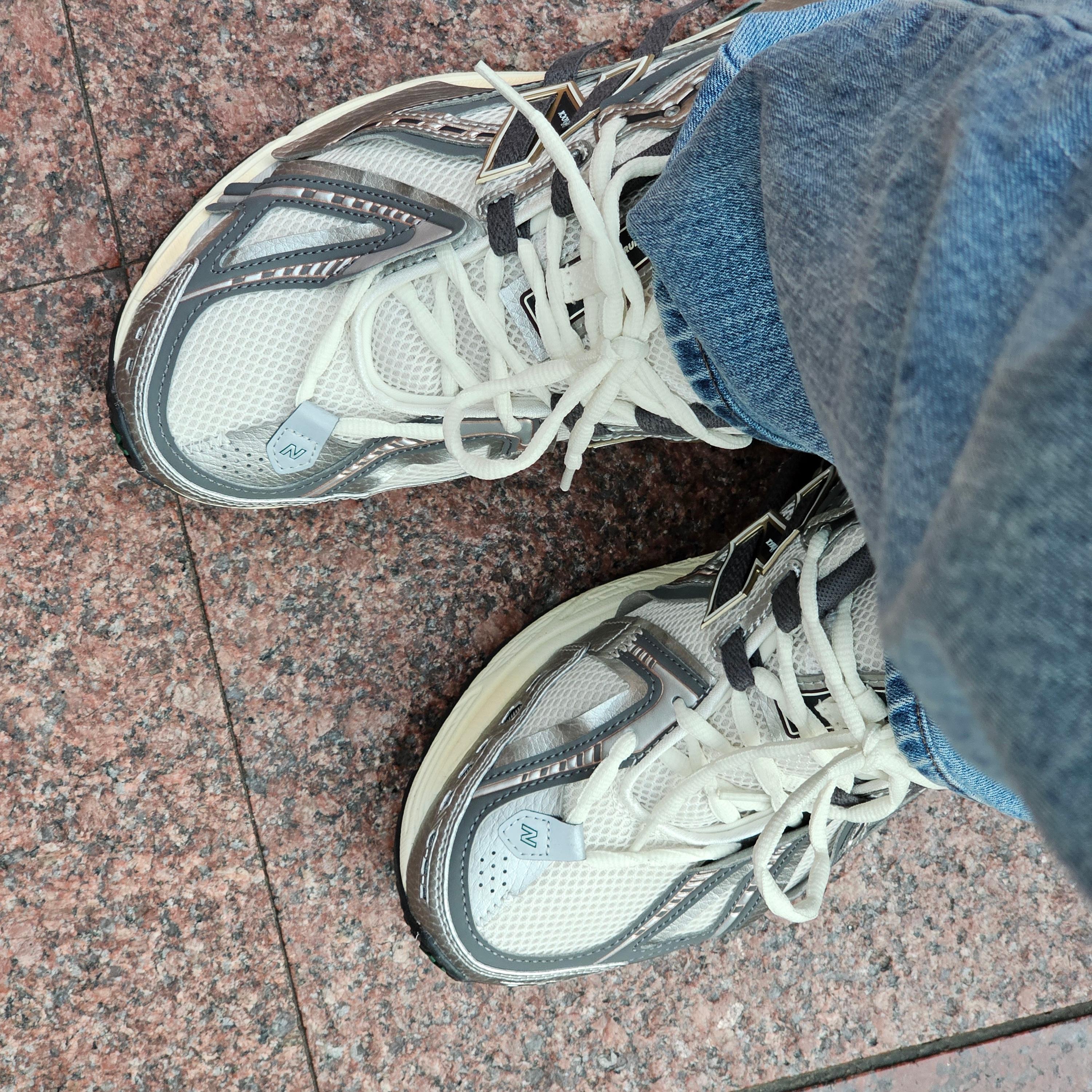 New Balance 1906A Silver Metallic Castlerock 착용 스타일 - 2