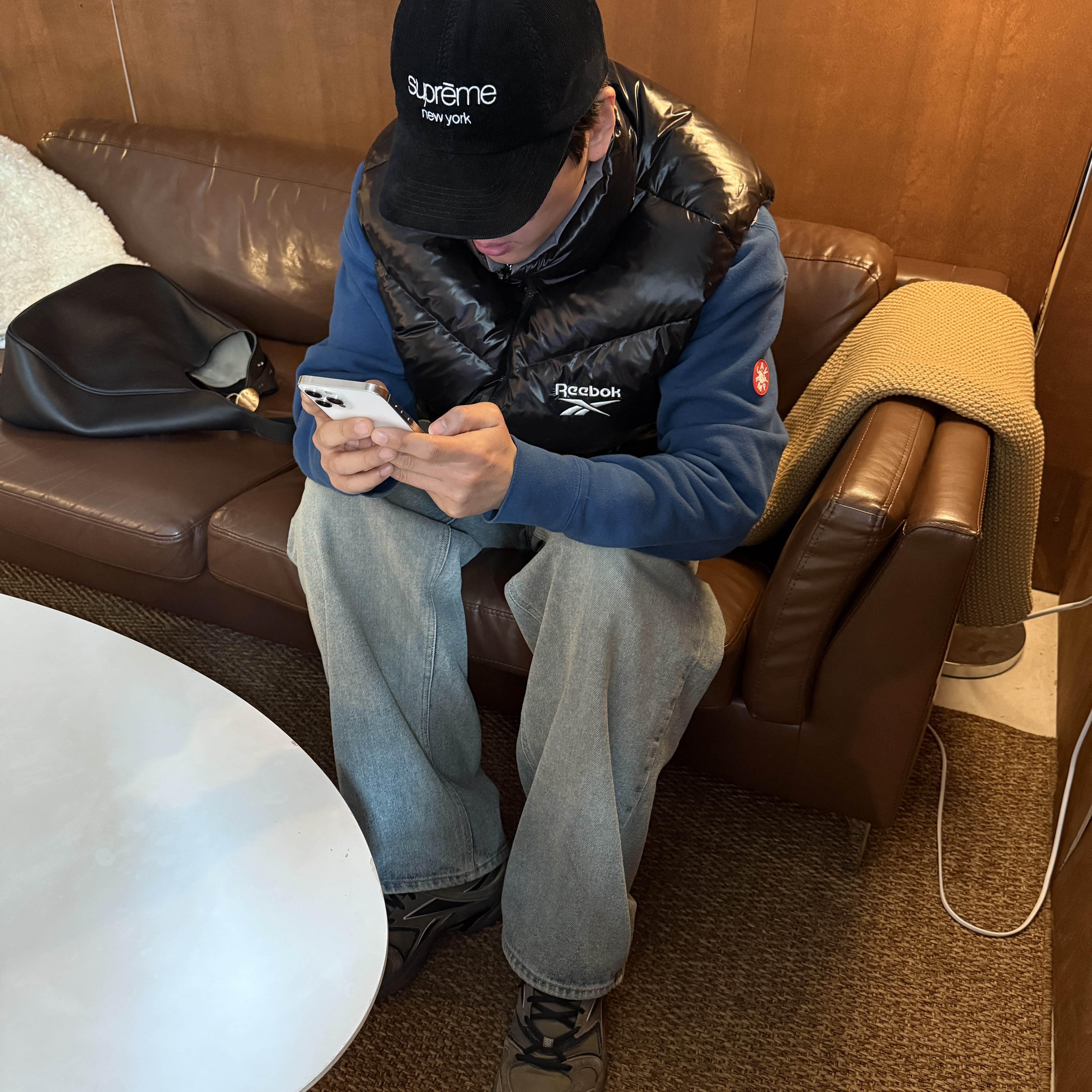 Supreme Gore-Tex Corduroy Classic Logo 6-Panel Black - 21FW, Cav Empt Dissatisfaction Crew Neck Cords Blue - 24SS 착용 스타일 - 1