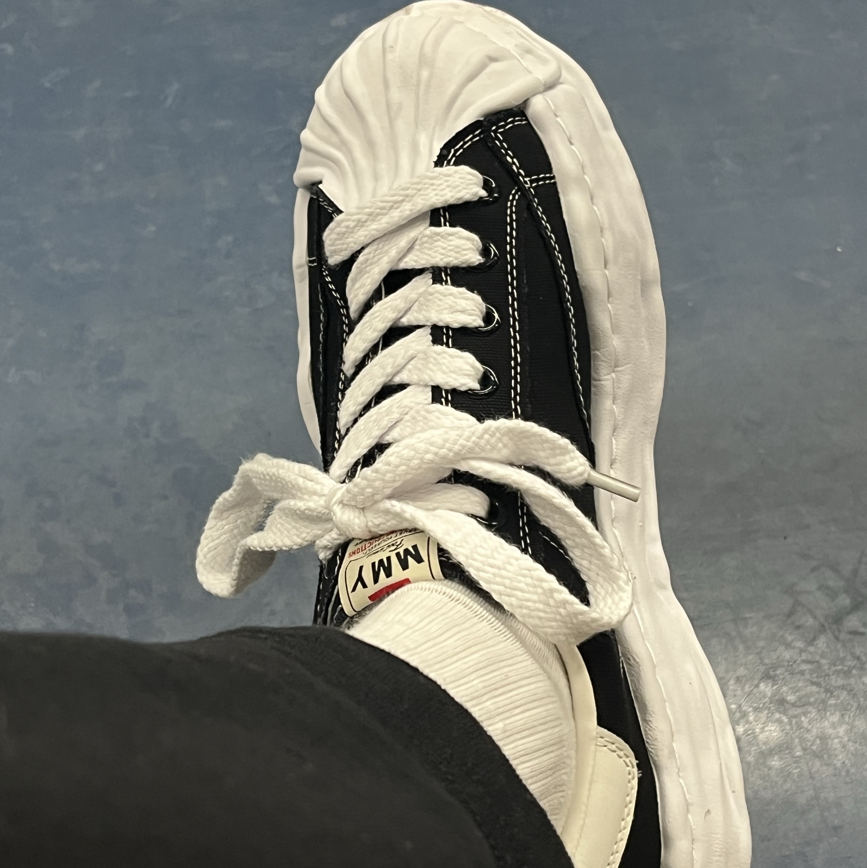 Maison Mihara Yasuhiro Blakey OG Sole Canvas Low-top Sneakers Black White 착용 스타일