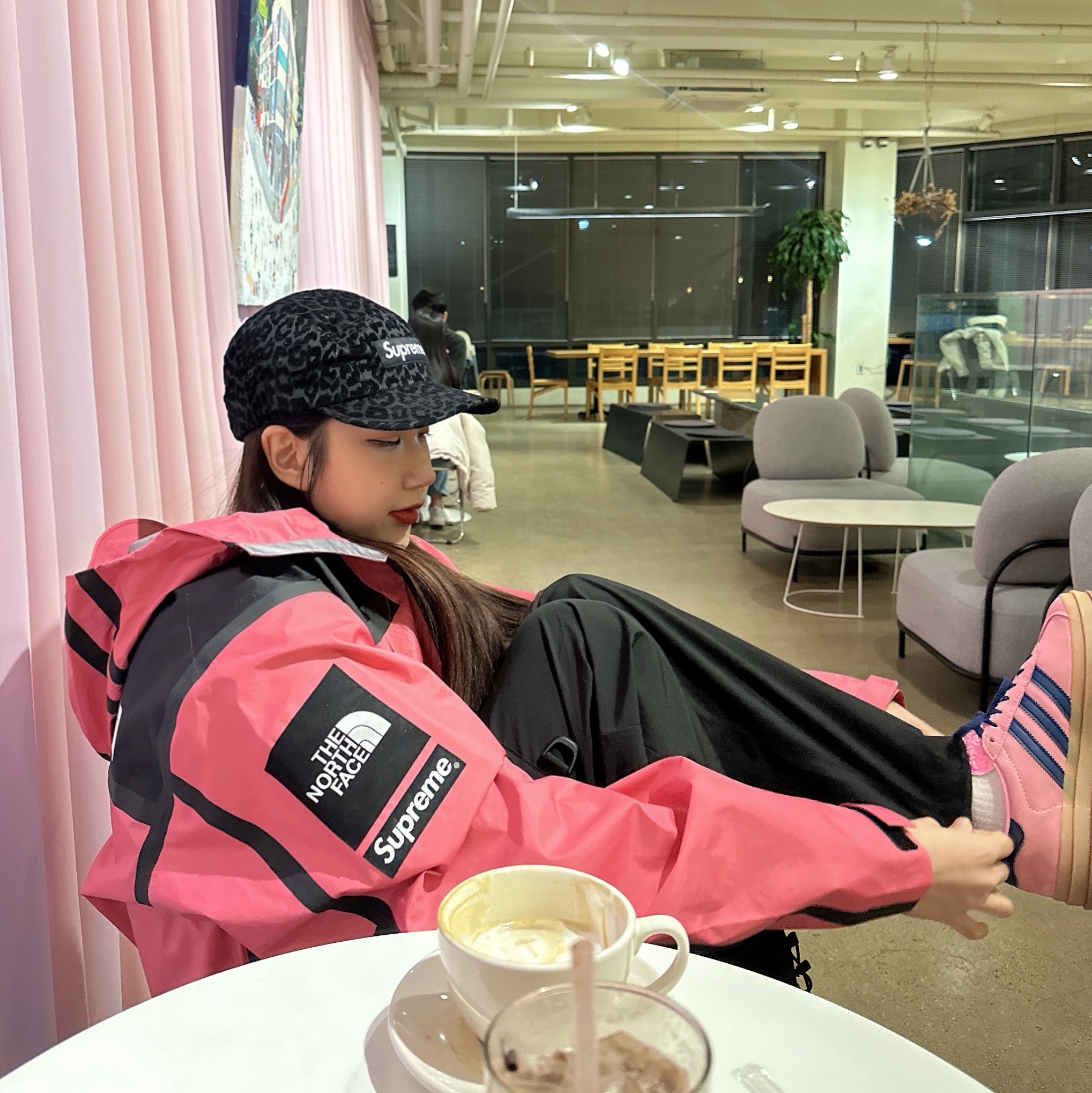 Supreme x The North Face Summit Series Outer Tape Seam Jacket Pink - 21SS, Supreme Leopard Velvet Camp Cap Black - 24SS 착용 스타일 - 2