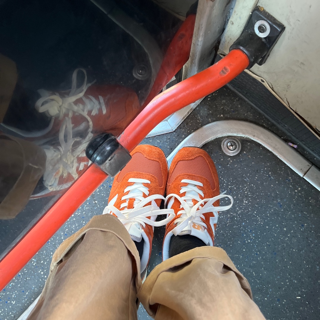 New Balance 574 Heritage Orange Burst White 착용 스타일