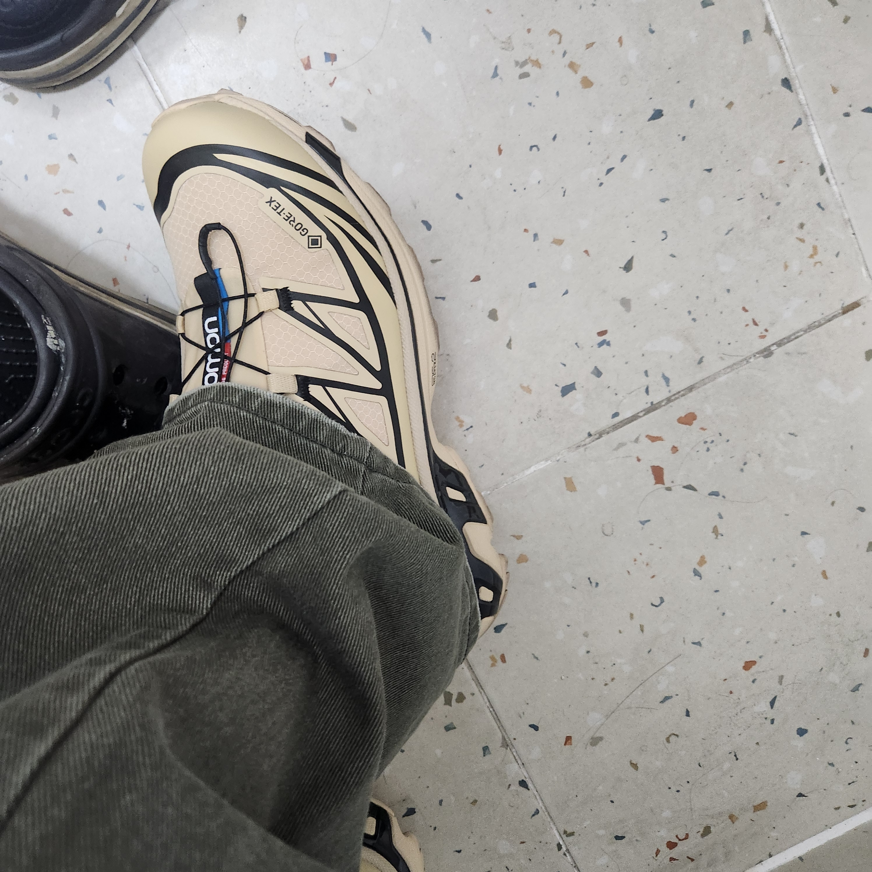 Salomon XT-6 GTX Safari Black 착용 스타일