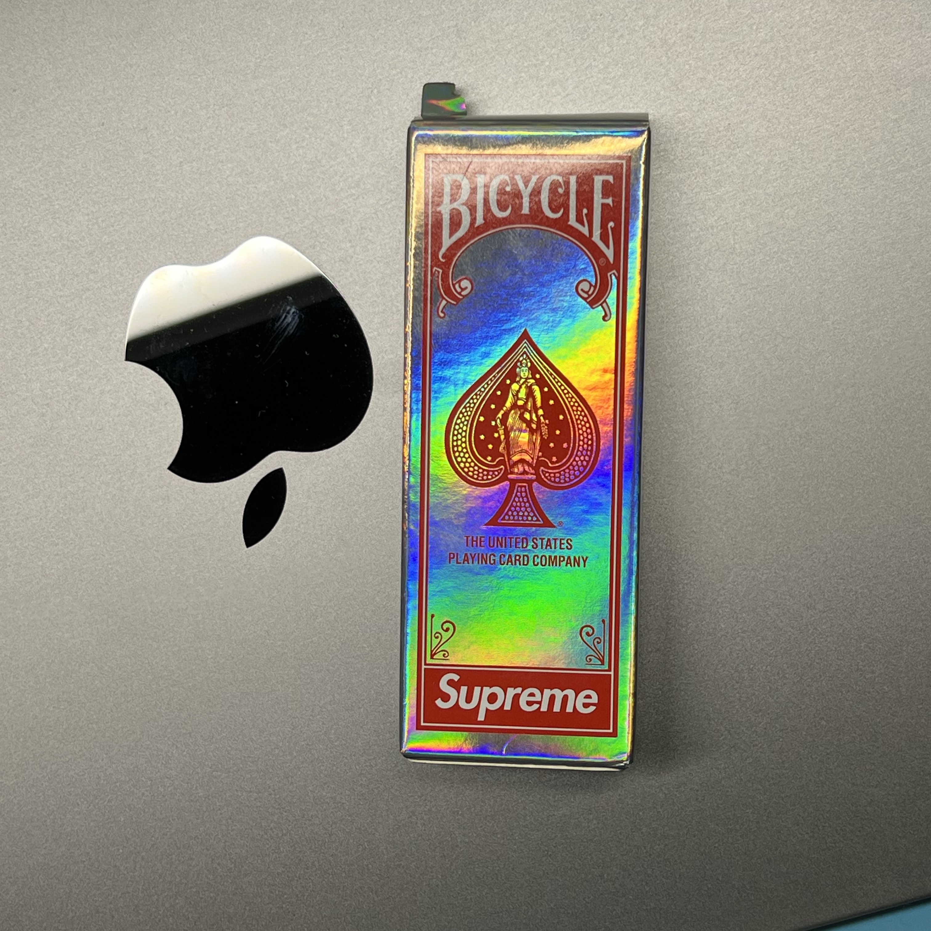 Supreme x Bicycle Holographic Slice Cards Holographic - 23FW 착용 스타일