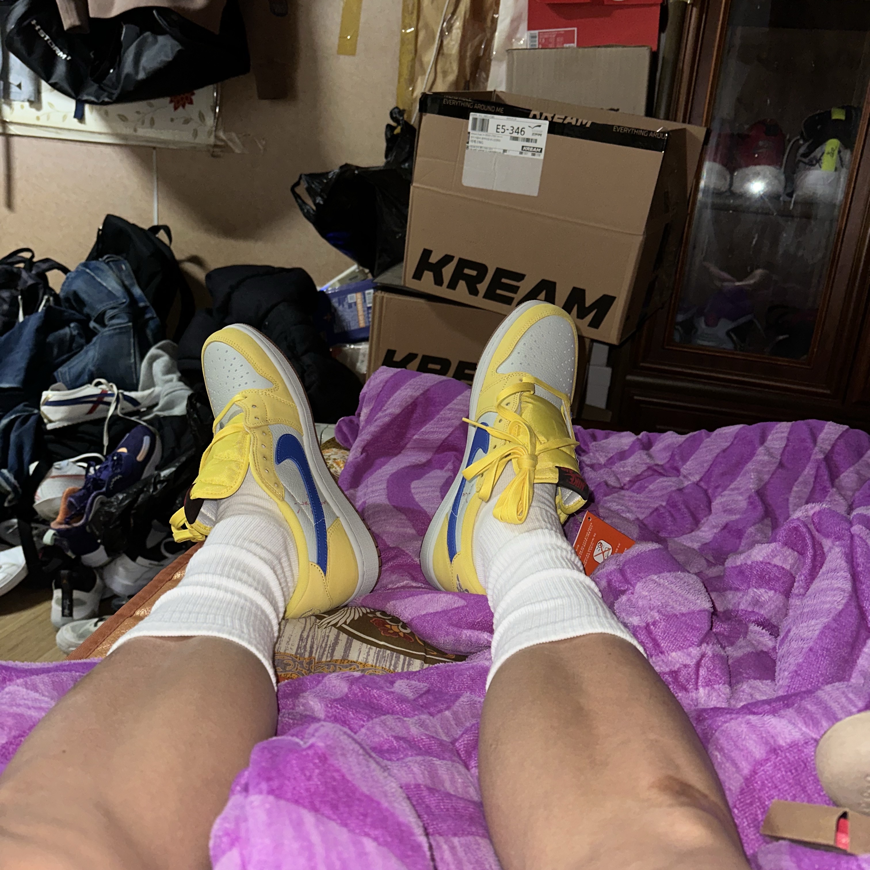 (W) Jordan 1 x Travis Scott Retro Low OG SP Canary 착용 스타일 - 2