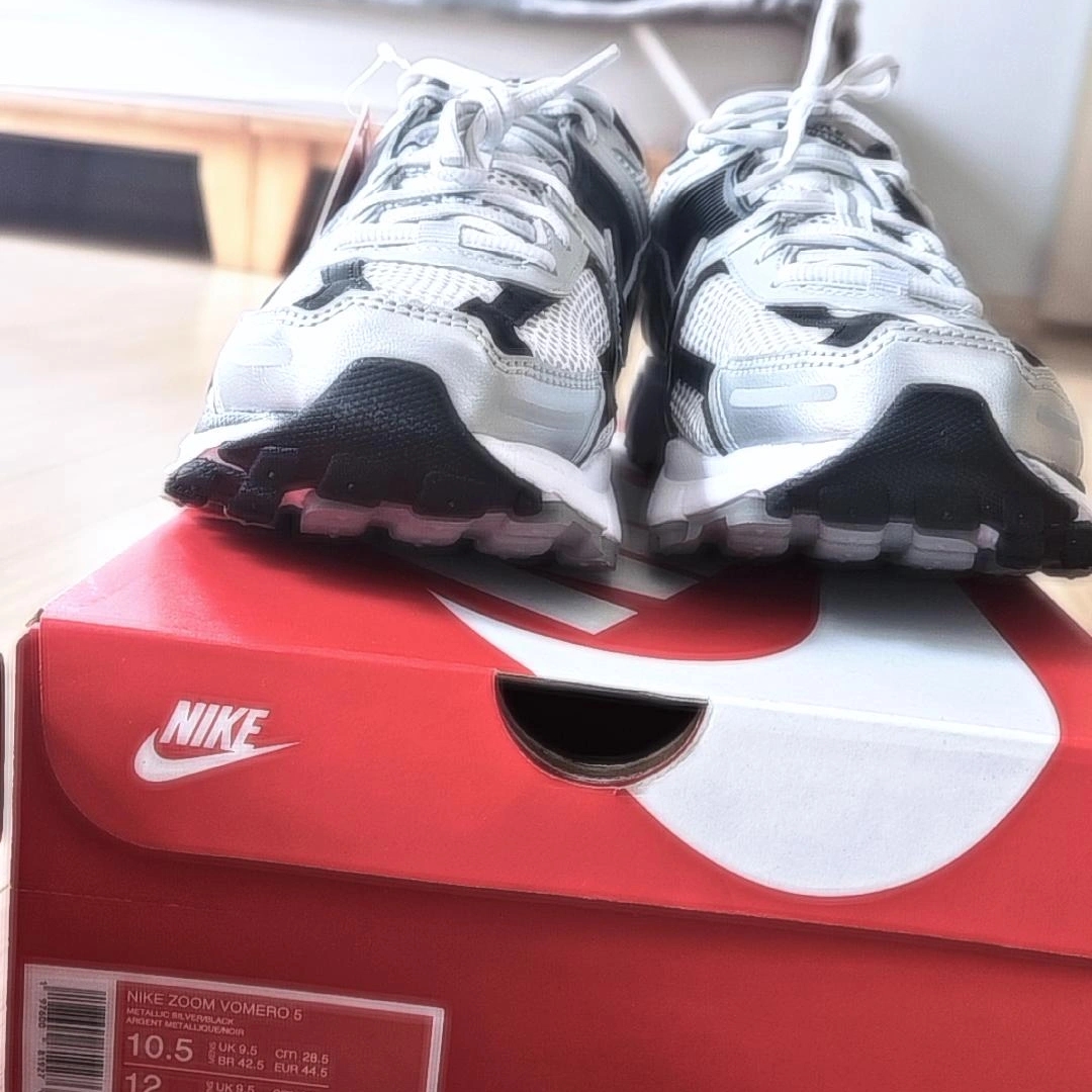Nike Zoom Vomero 5 Metallic Silver Black 착용 스타일 - 4