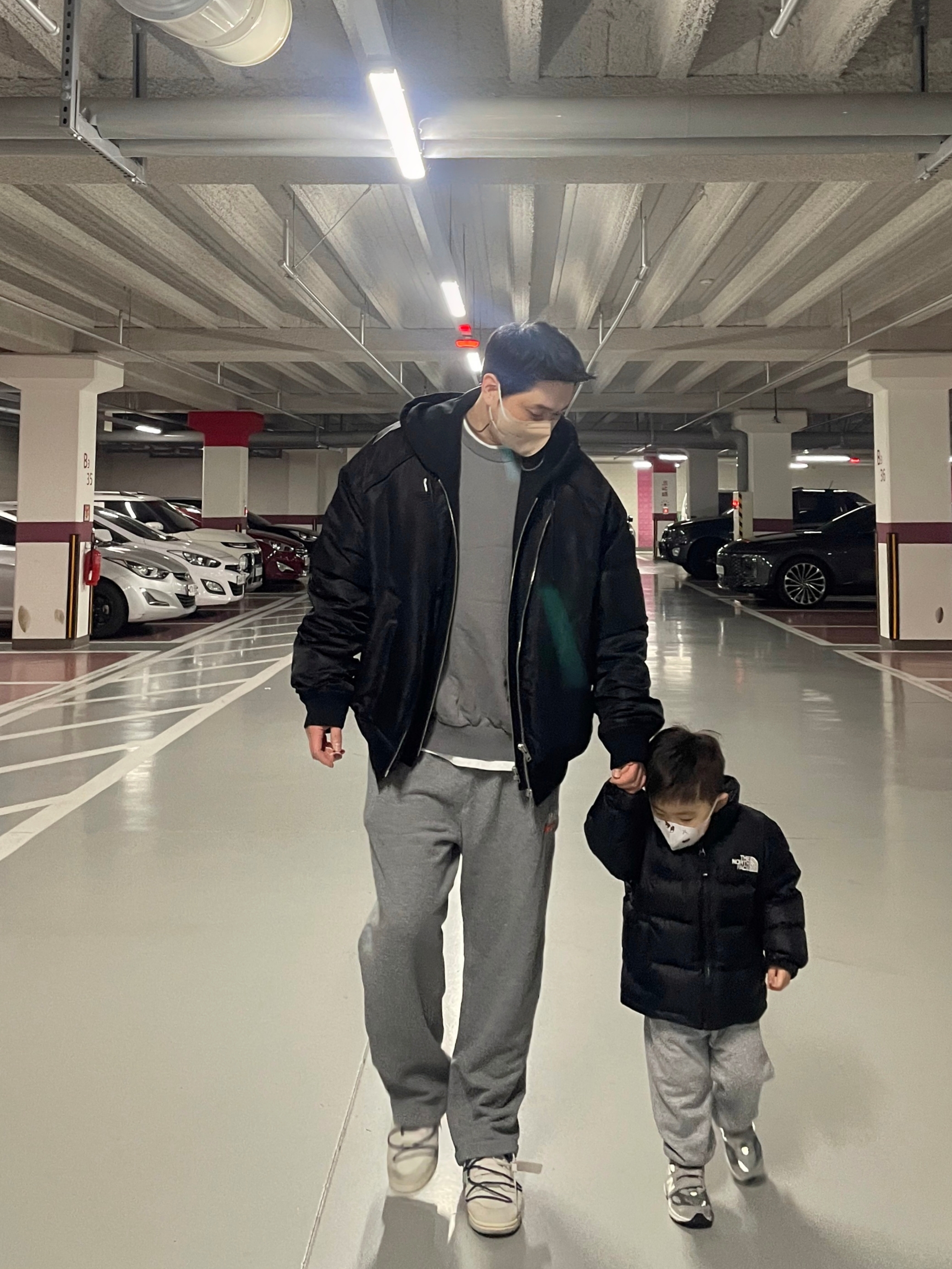 Juun.J Nylon Jersey Hooded Detachable MA-1 Jumper Black - 24FW, Juun.J Cotton Overfit Sweatshirt Grey 착용 스타일 - 1