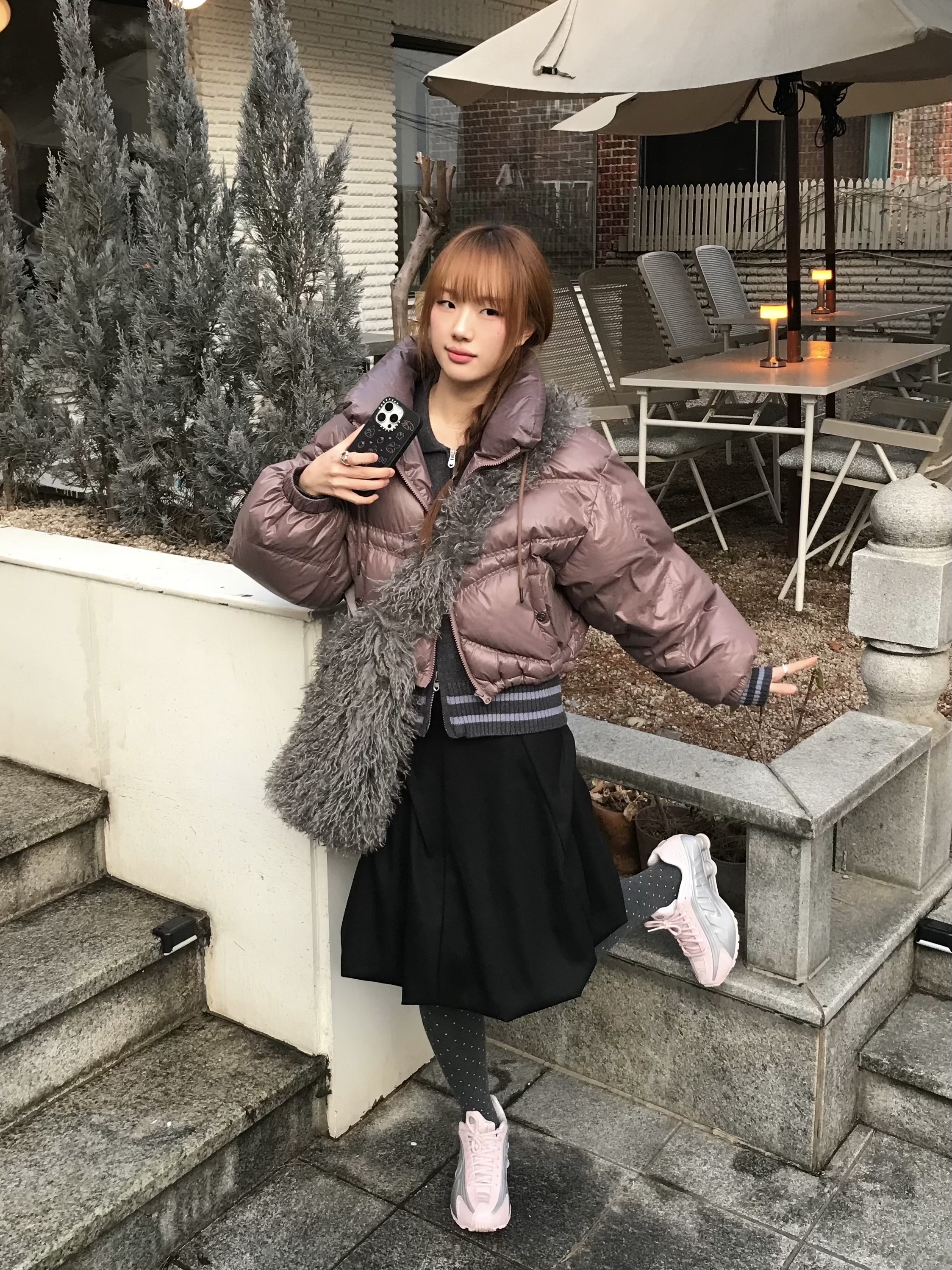(W) Nike Shox R4 Barely Rose Metallic Platinum, (W) Mischief Alien Down Jacket Rose Brown 착용 스타일 - 2