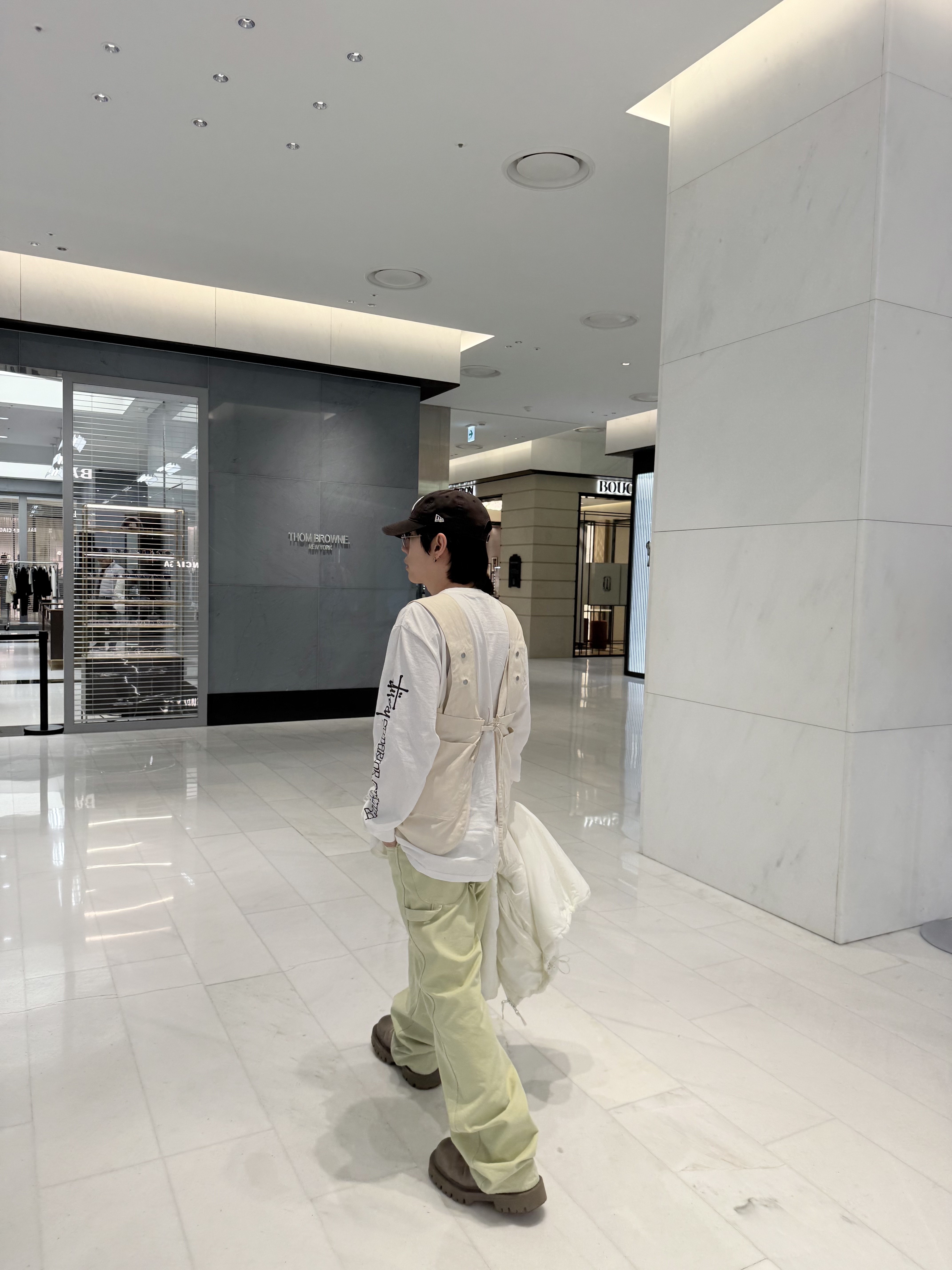 Athe garcon Cotton Multi-Use Vest Bag Ivory, Athe garcon Cotton Multi-Use Vest Bag Brown 착용 스타일 - 4