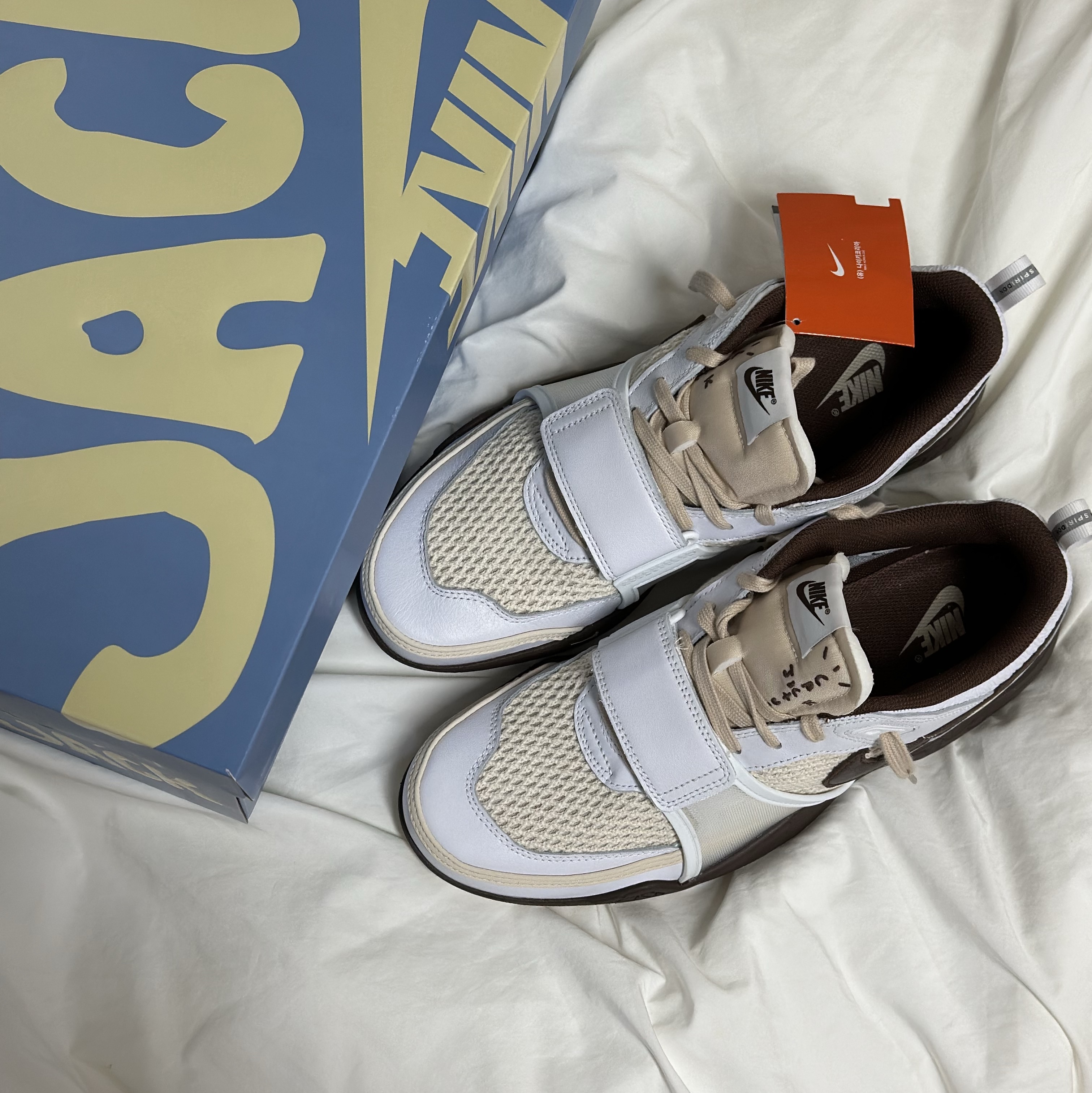 Nike x Travis Scott Zoom Field Jaxx White and Light Chocolate 착용 스타일 - 3