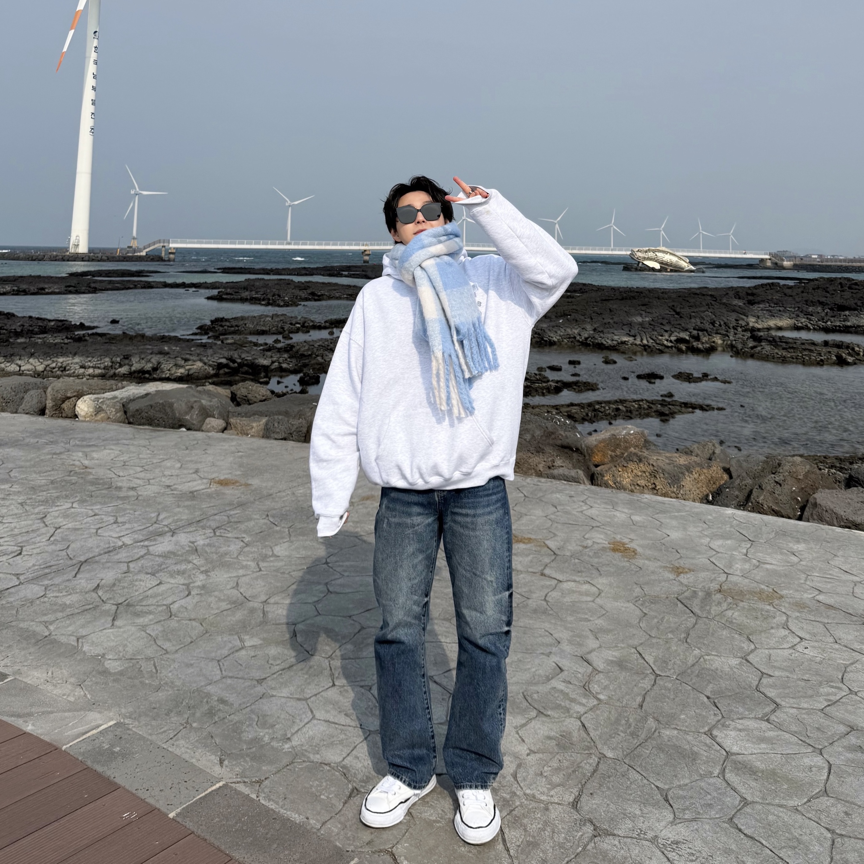 MUCENT Signature Muffler Brown Leather Patch Long Sora Check, IAB Studio Hoodie Light Gray 착용 스타일