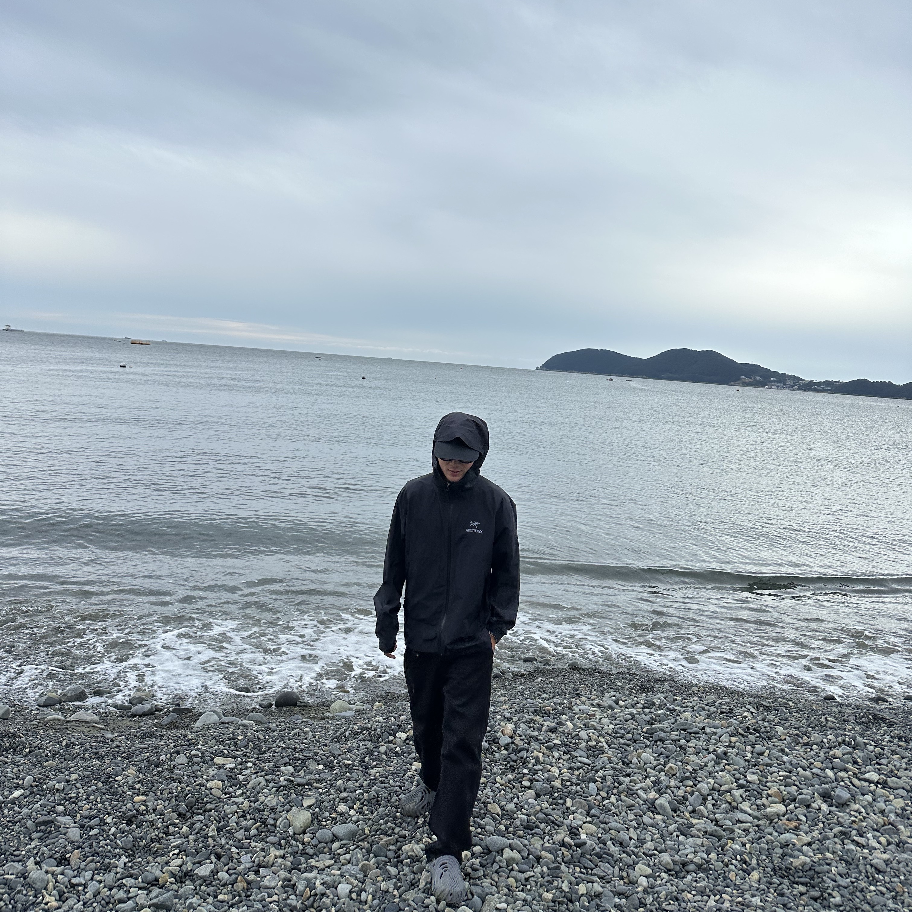 Arc'teryx Zeta SL Jacket Black, Crocs x Salehe Bembury Pollex Clog Niagara 착용 스타일 - 1
