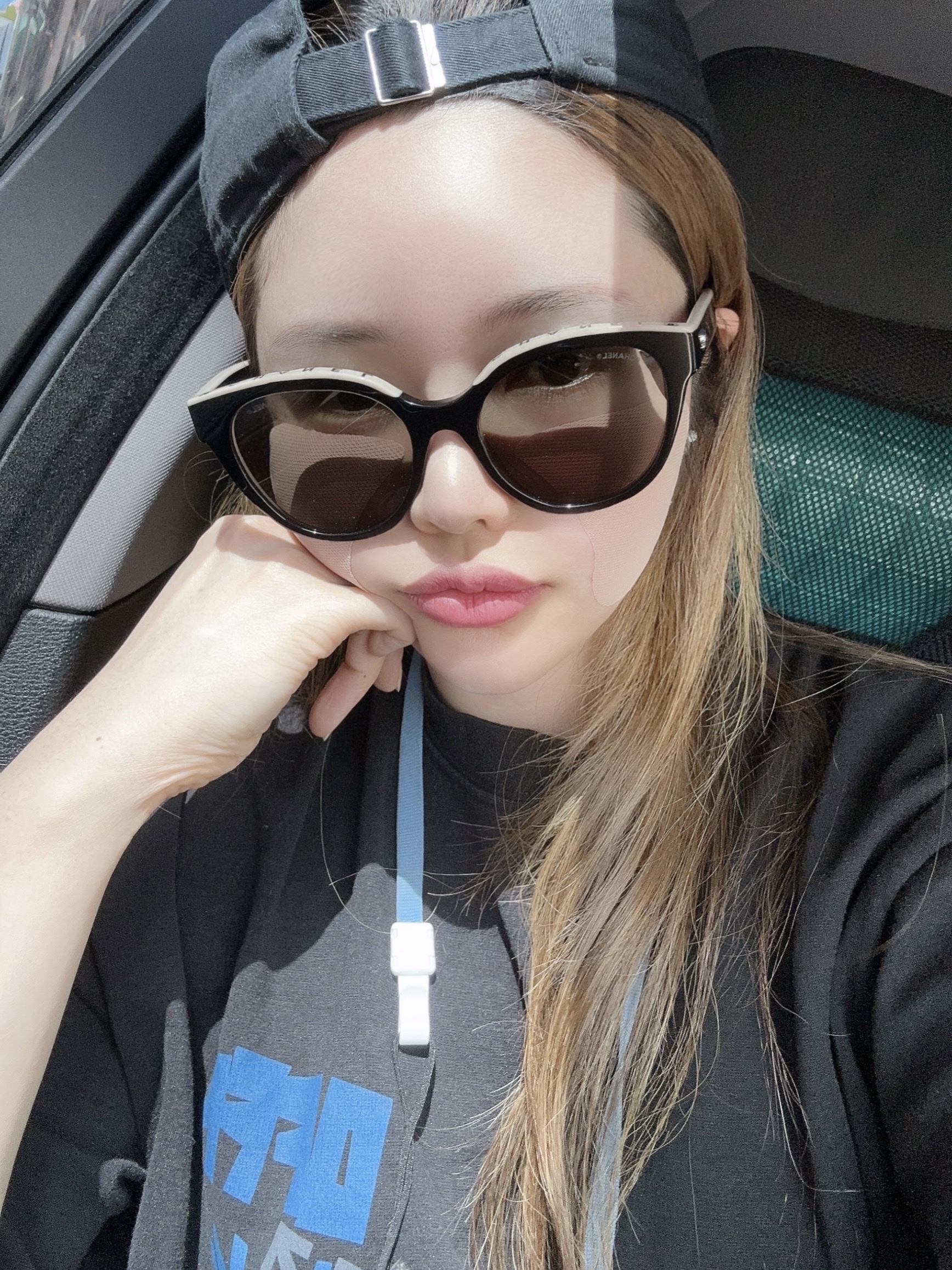 Chanel Square Sunglasses Acetate & Black Frame Grey Lenses Asian Fit, Off-White Brush Arrow Slim S/S T-Shirt Black Multicolor 착용 스타일 - 1