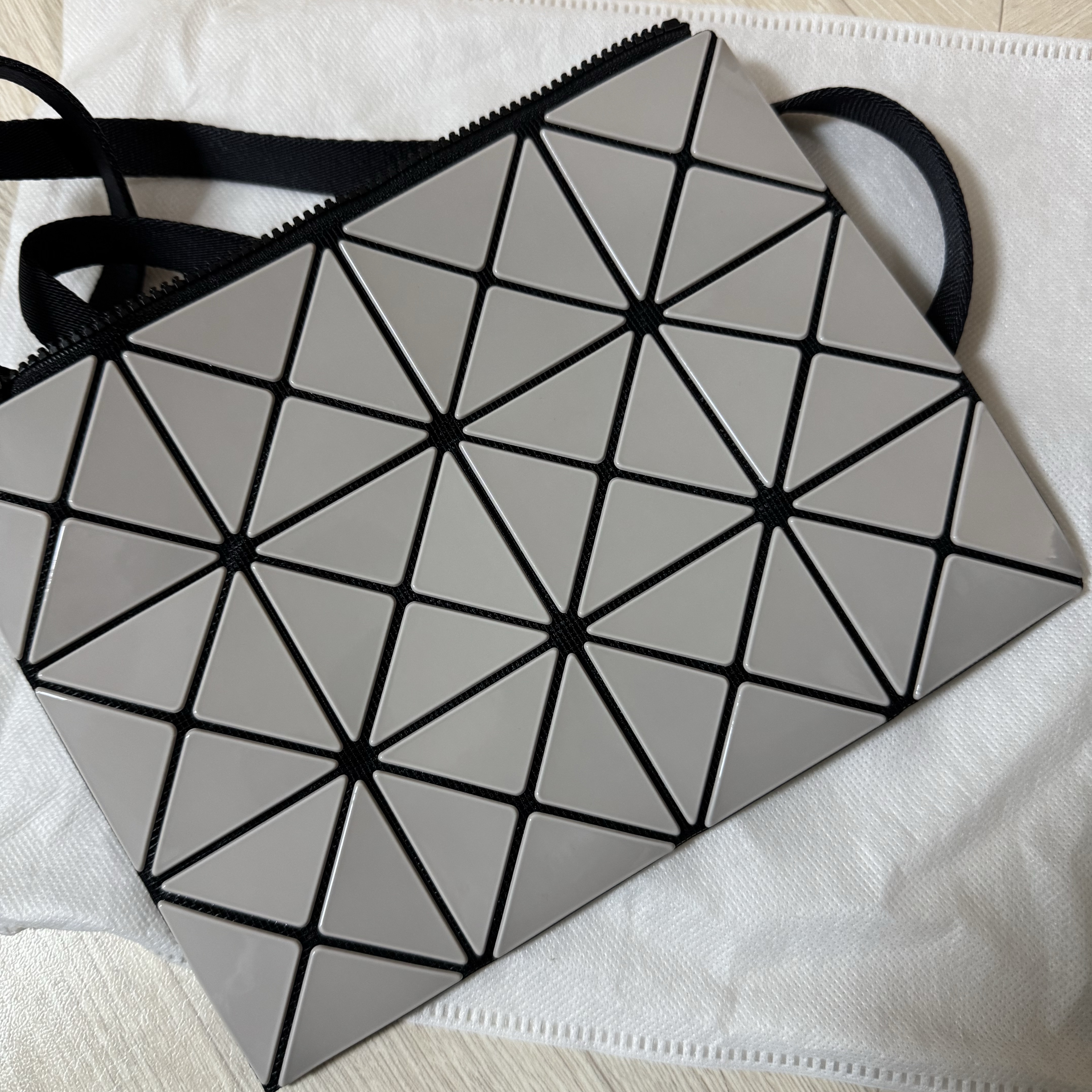 Bao Bao Issey Miyake Lucent W Color Crossbody Bag Light Gray 착용 스타일 - 1