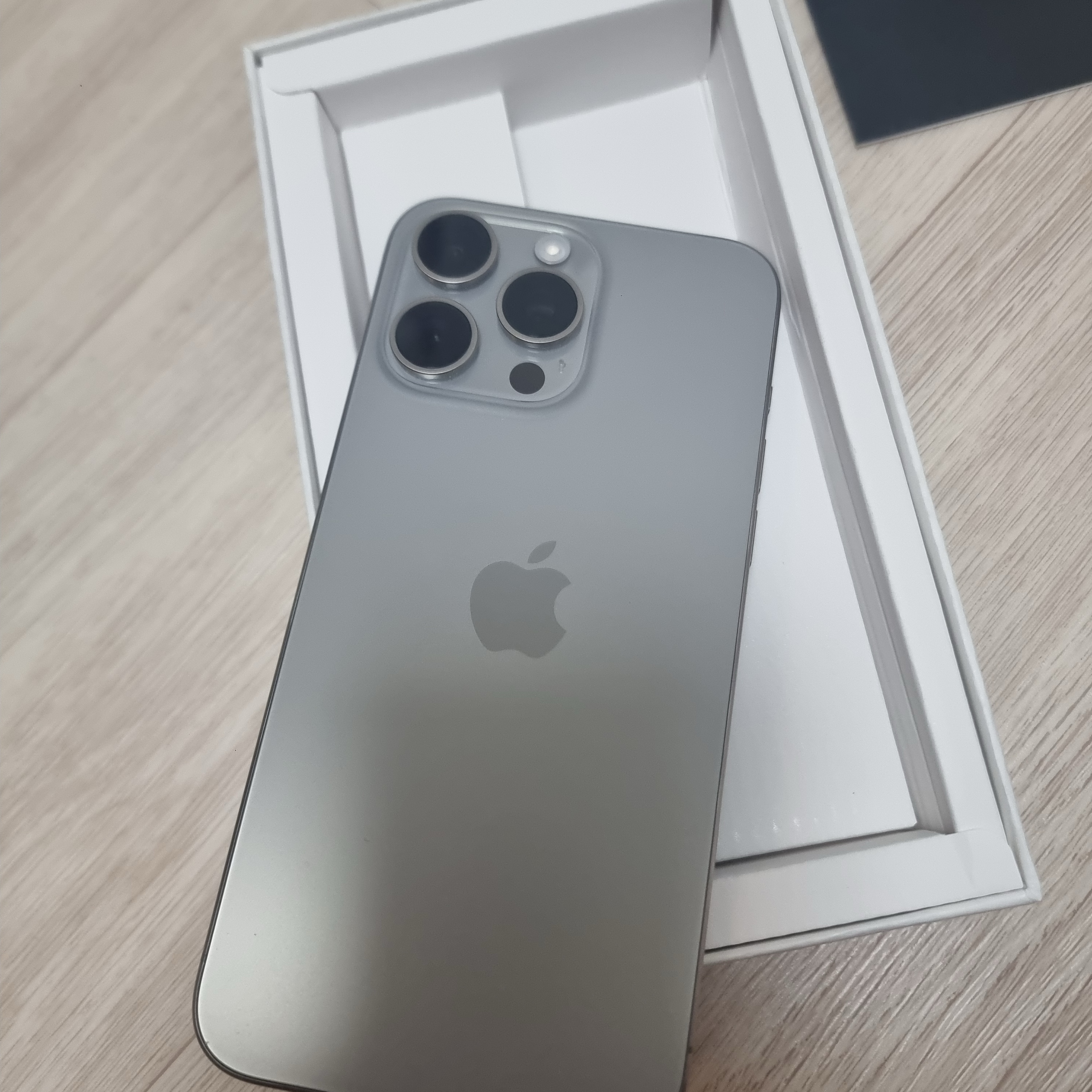 [S등급] Refurbished iPhone 15 Pro Max 256GB Natural Titanium 착용 스타일 - 4