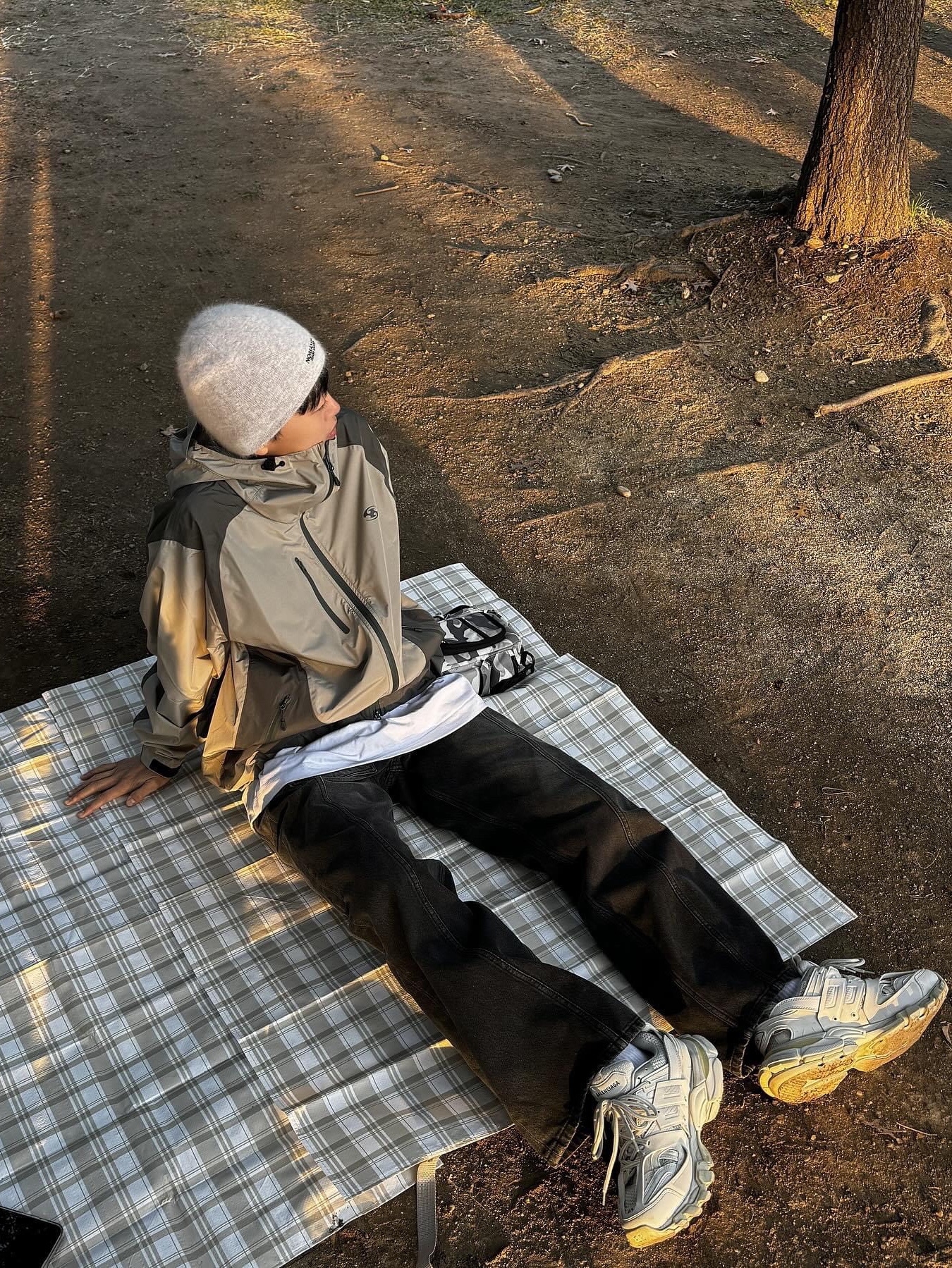 Sansan Gear 2.5L Jacket Warm Grey, Balenciaga Track Sneakers White 착용 스타일