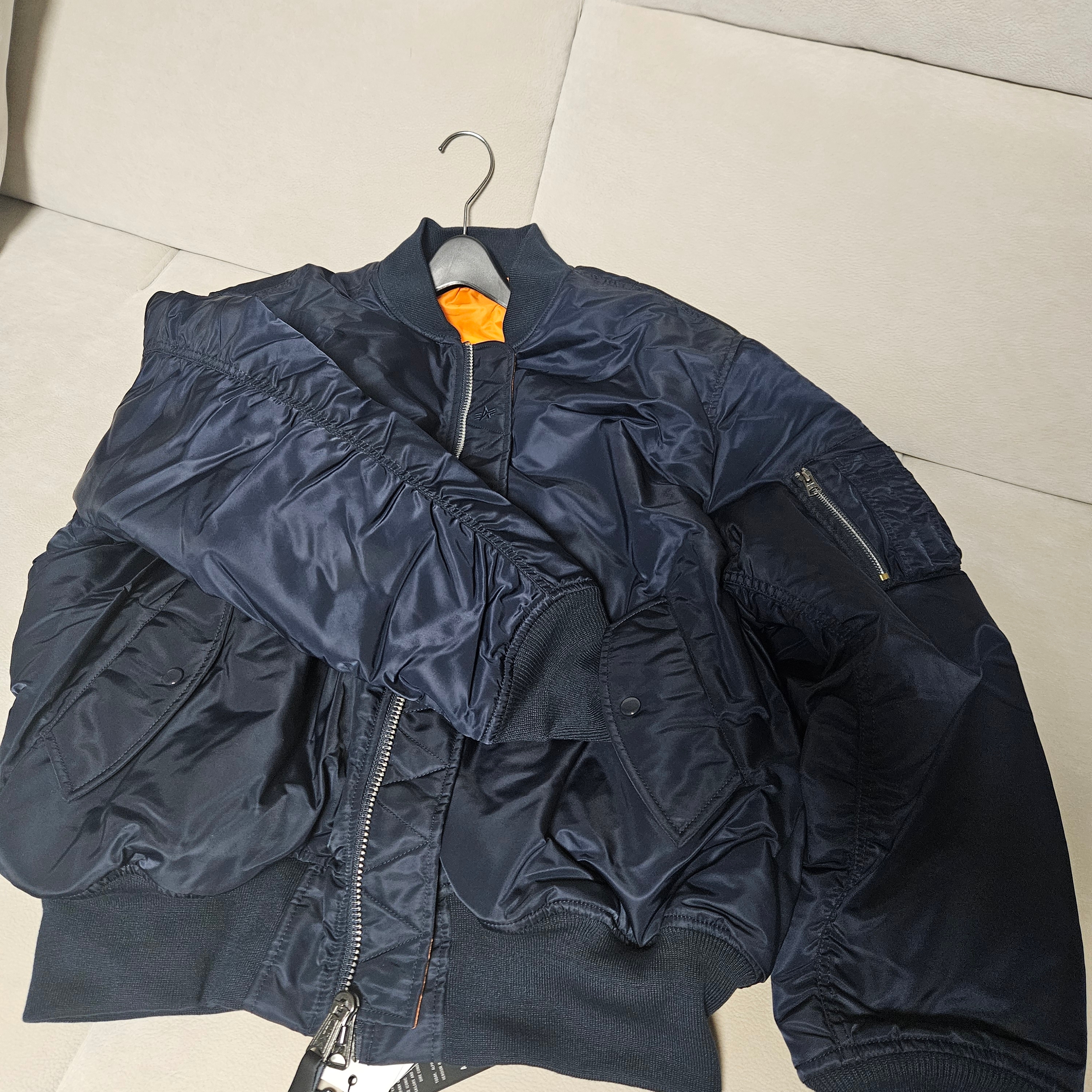 ALPHA INDUSTRIES MA-1 Flight Jacket Replica Blue 착용 스타일
