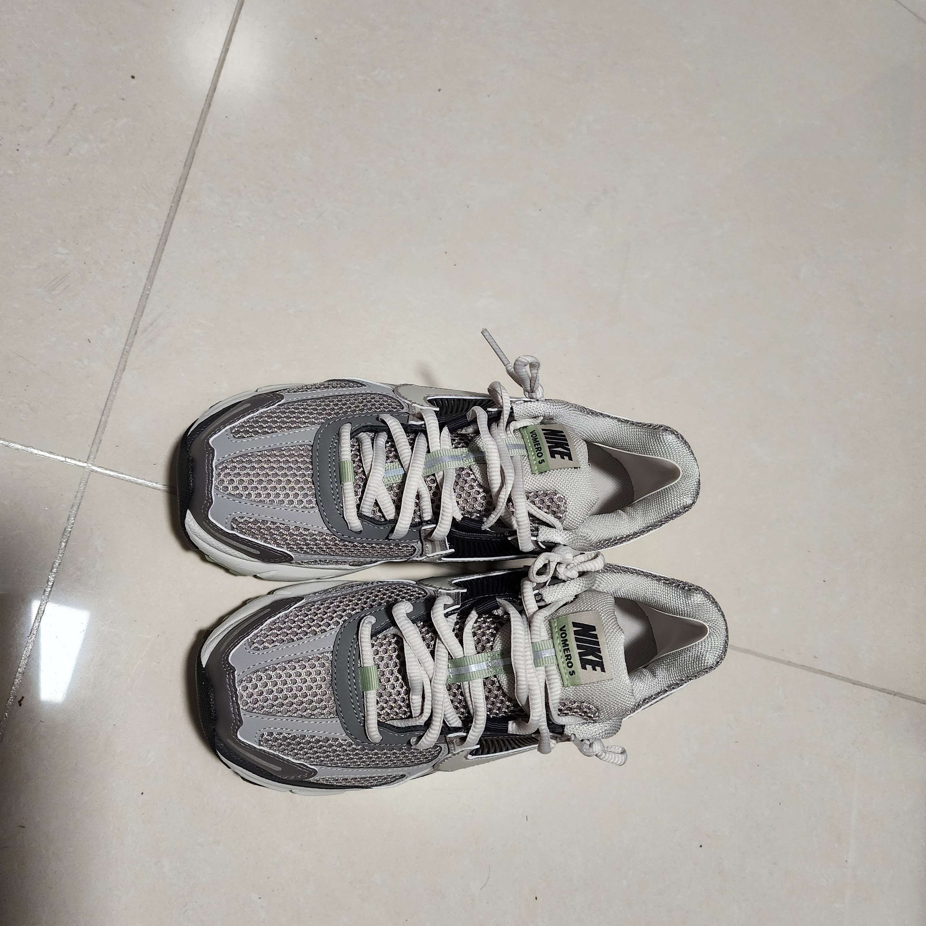 (W) Nike Zoom Vomero 5 Cobblestone and Flat Pewter 착용 스타일
