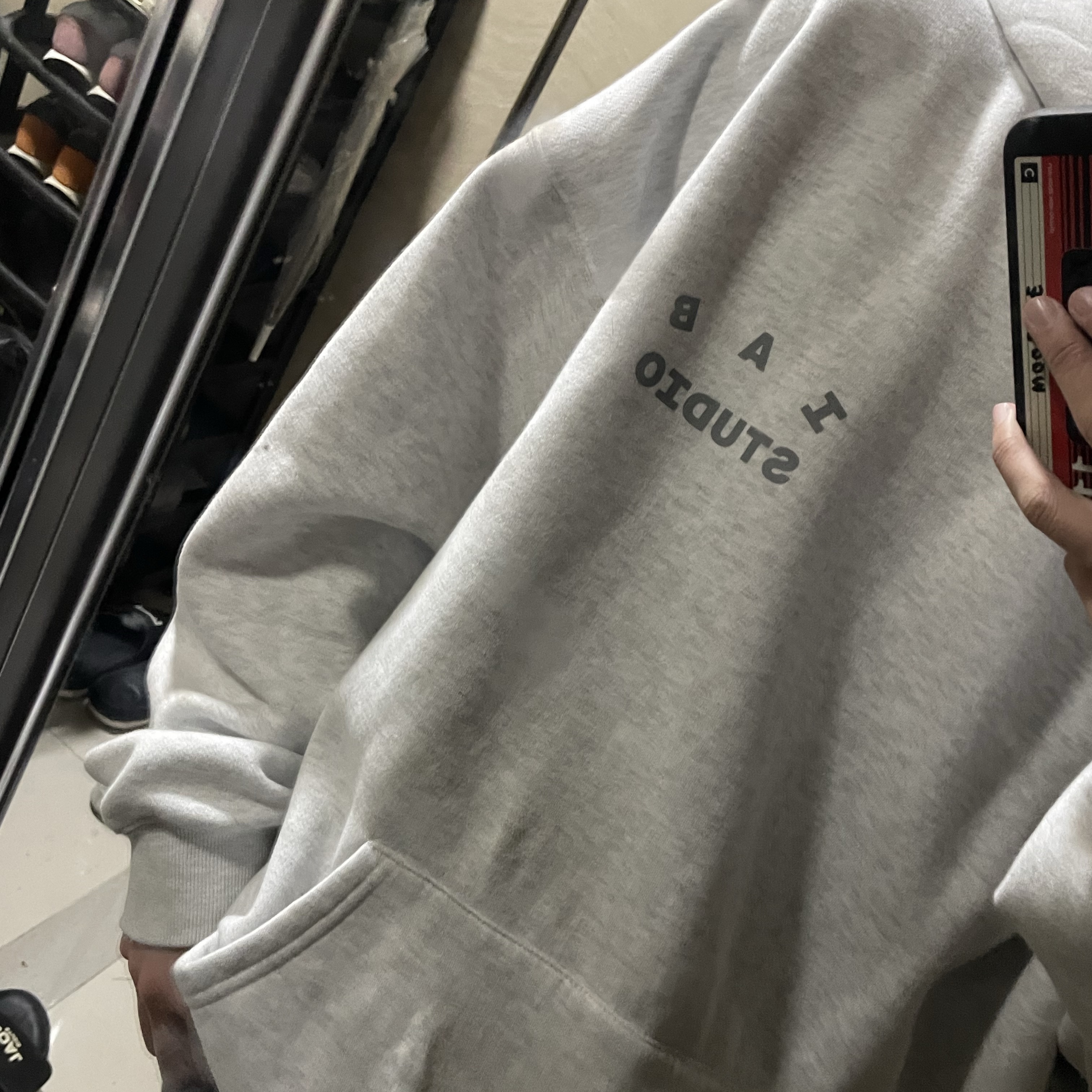 IAB Studio Hoodie Light Gray, Stussy 8 Ball Keychain Black 착용 스타일