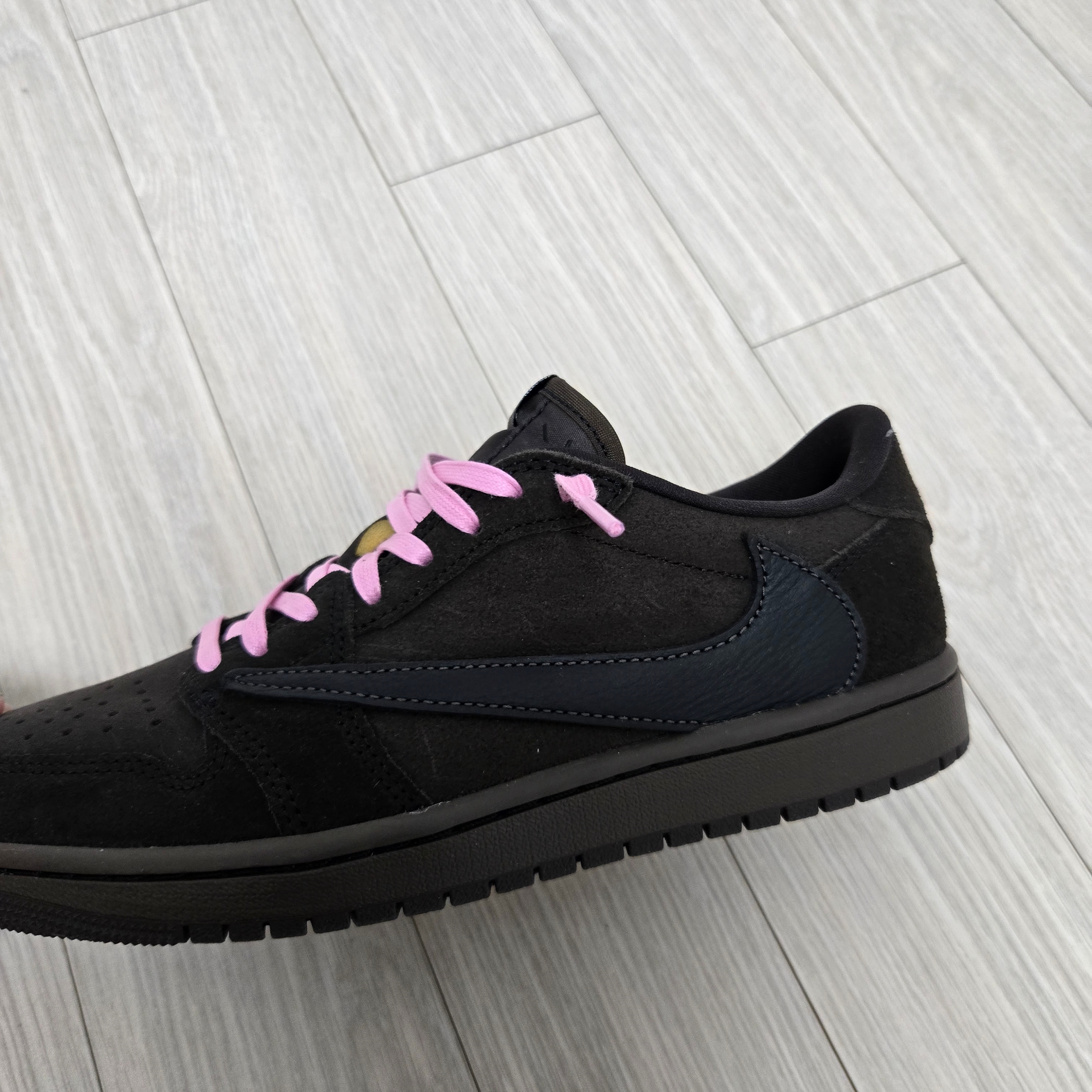 Jordan 1 x Travis Scott Retro Low OG SP Velvet Brown and Dark Mocha 착용 스타일 - 2
