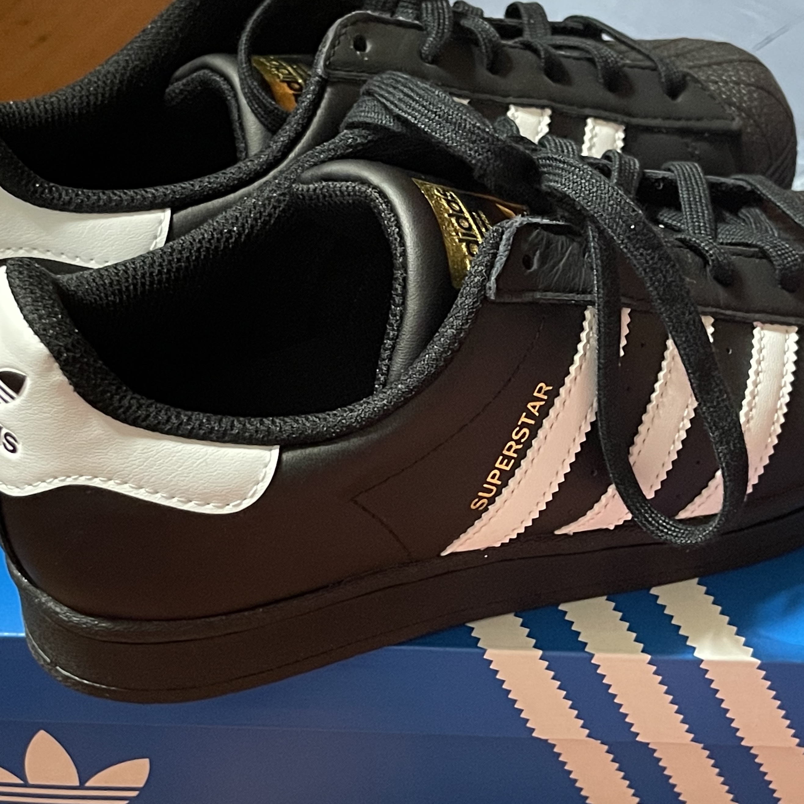 (J) Adidas Superstar Black White 착용 스타일