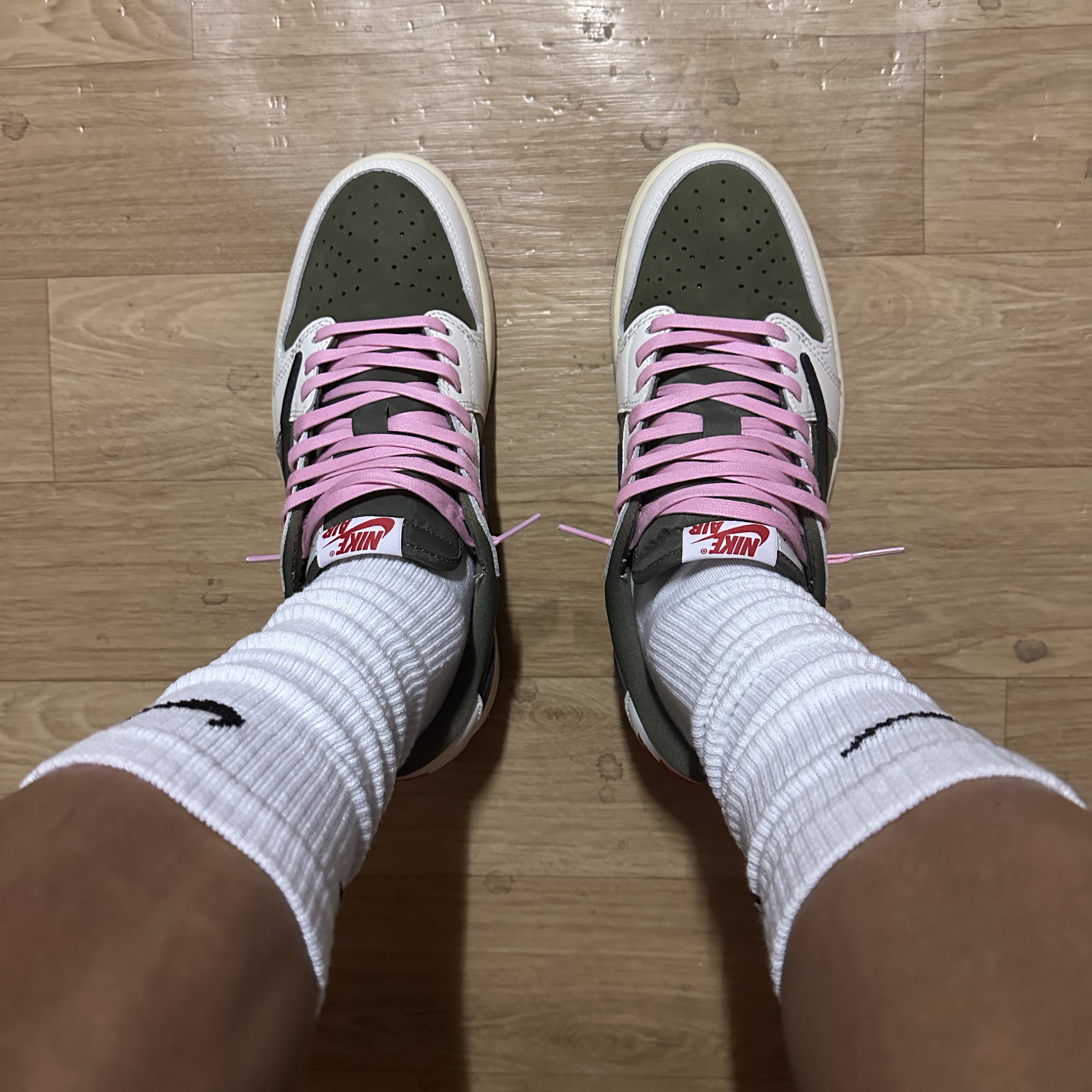 Jordan 1 x Travis Scott Retro Low OG SP Reverse Olive 착용 스타일 - 2