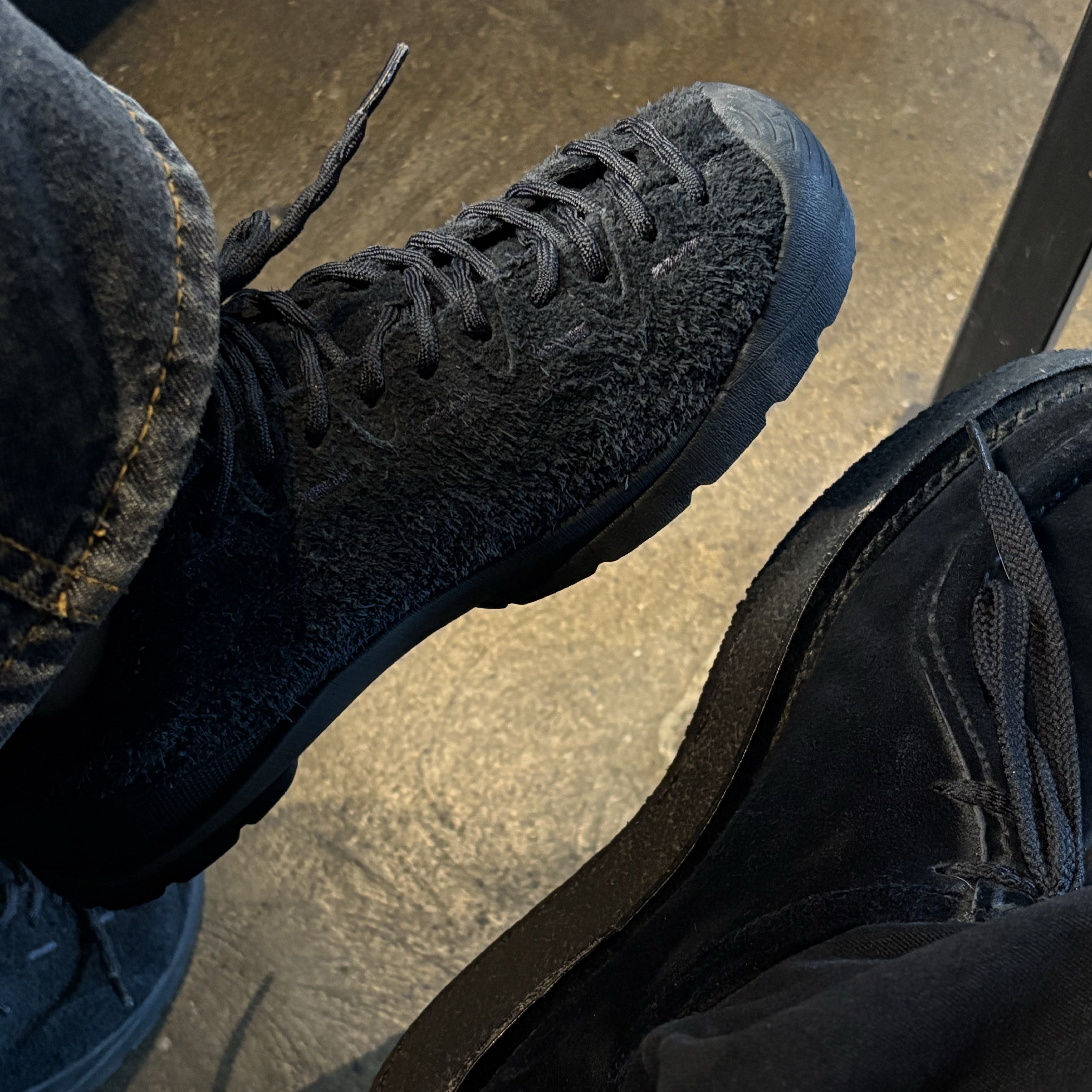 (W) Keen Jasper Suede Sneakers Black 착용 스타일