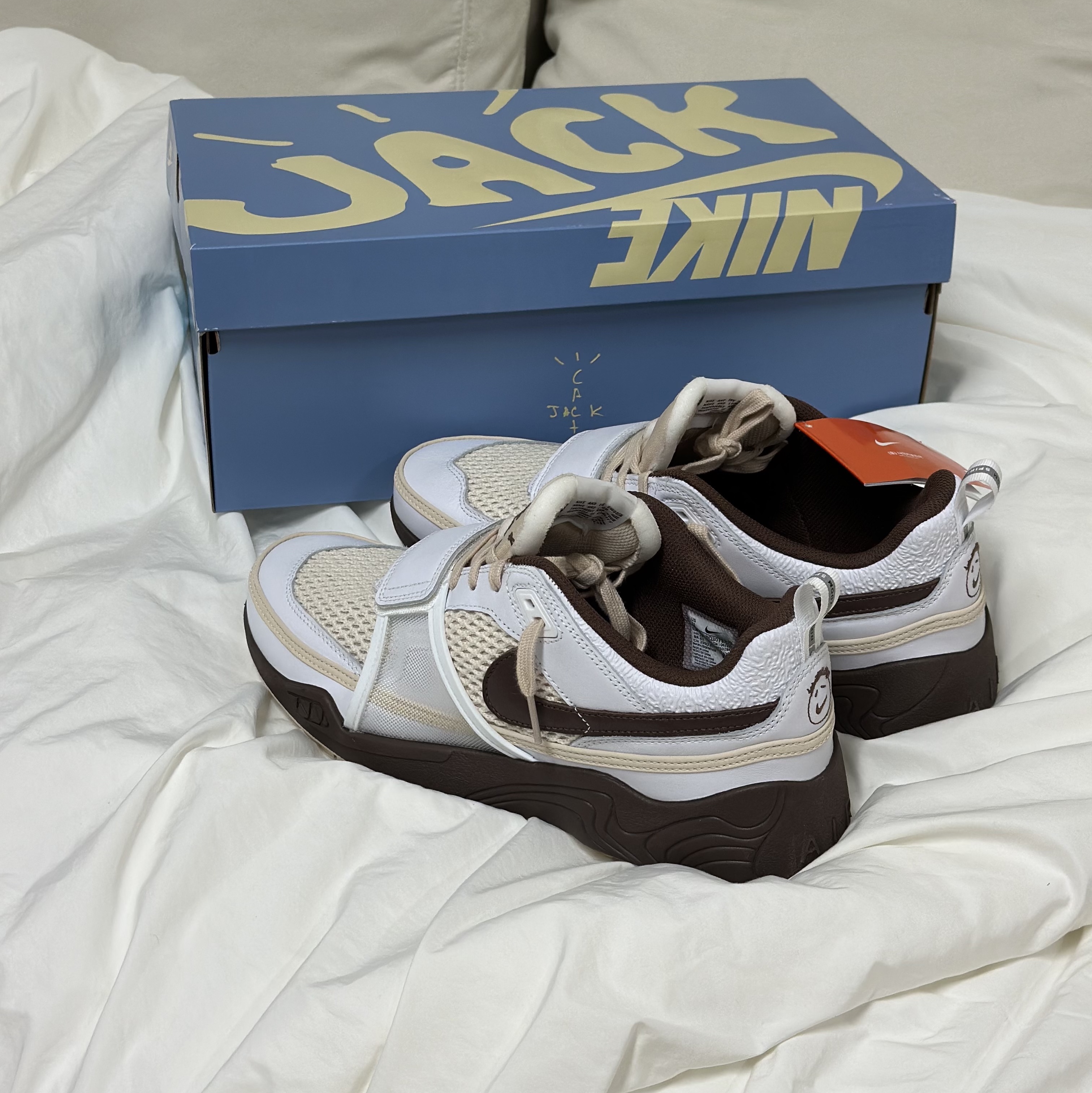 Nike x Travis Scott Zoom Field Jaxx White and Light Chocolate 착용 스타일 - 2