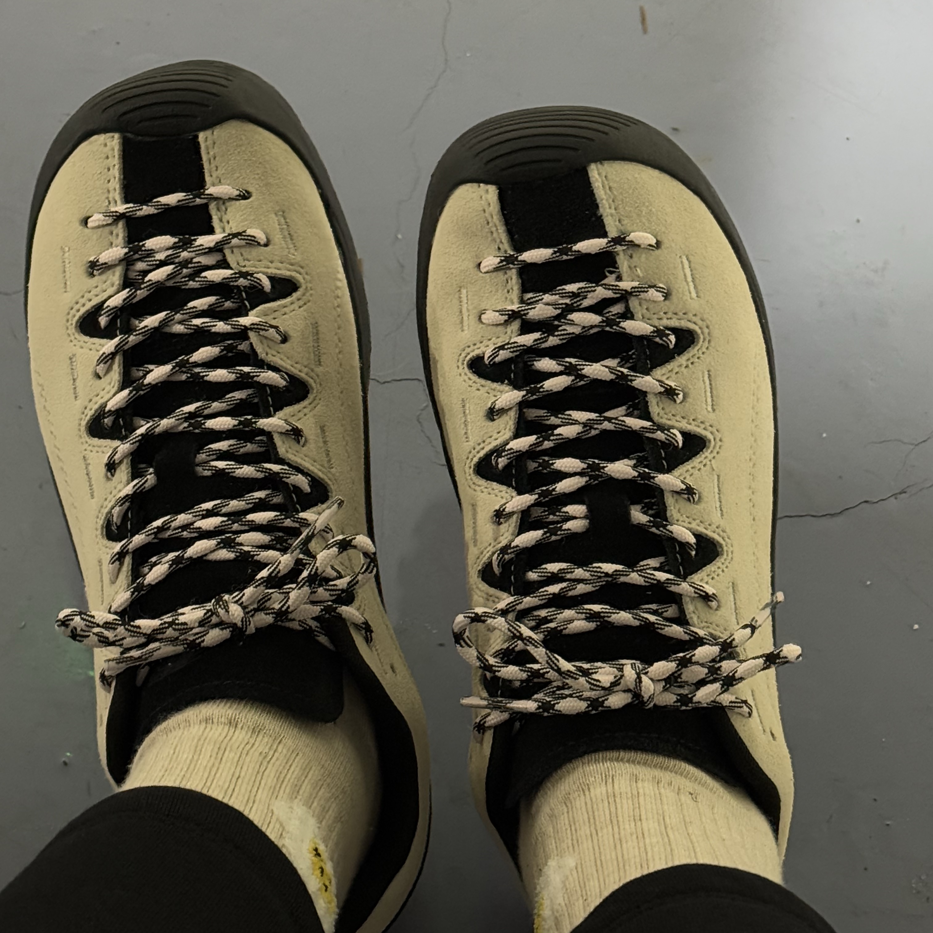 Keen 25SS New Jasper Sneakers Birch/Black 착용 스타일