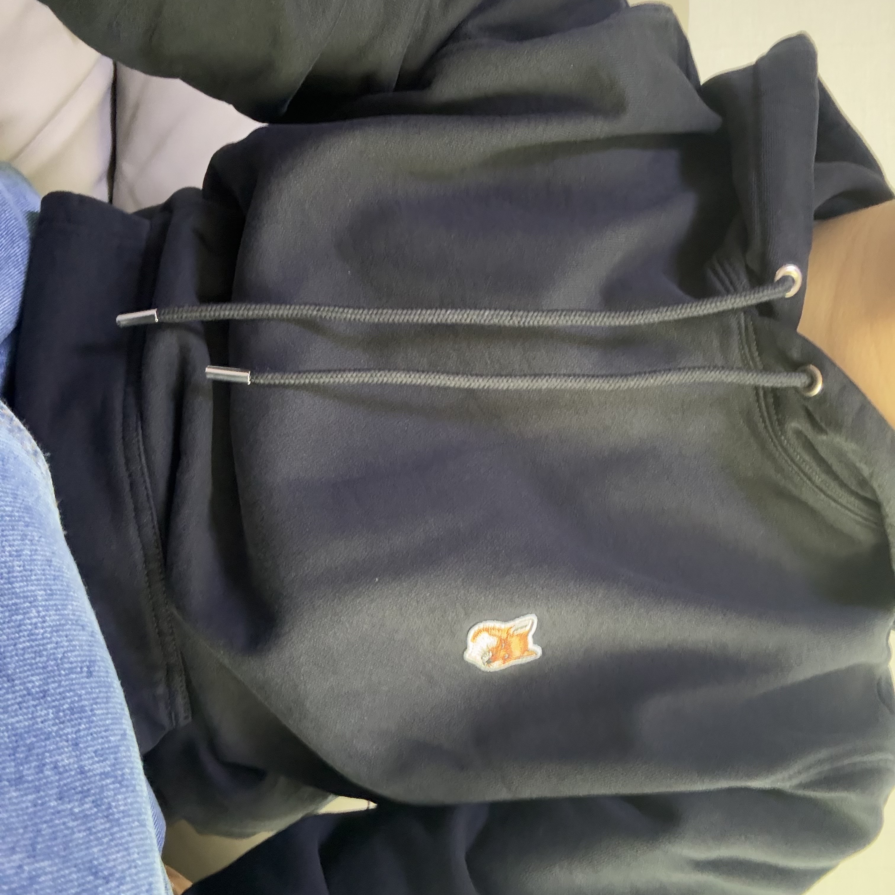 Maison Kitsune Fox Head Patch Regular Hoodie Black 착용 스타일