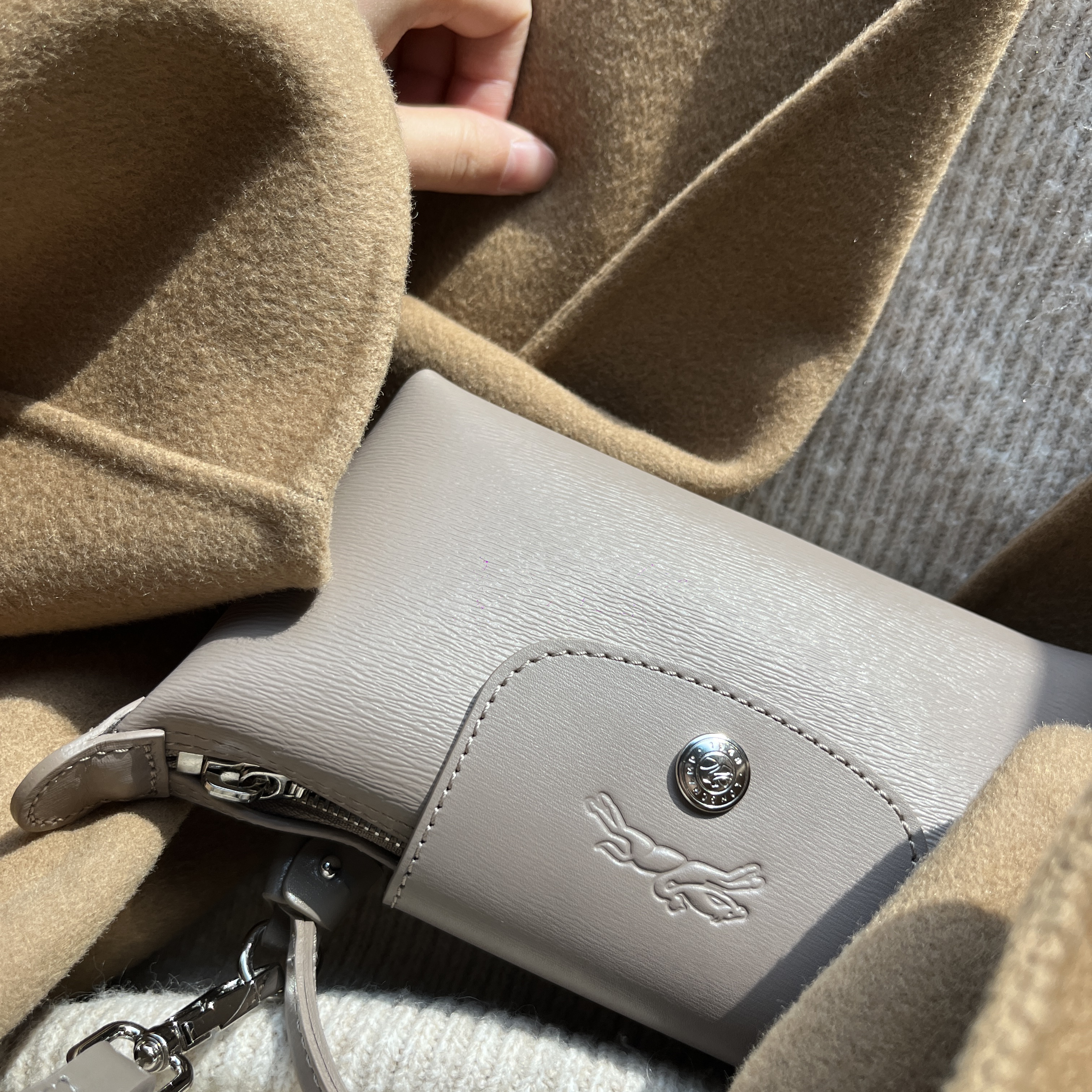 Longchamp Le Pliage City Handle Pouch Beige Taupe 착용 스타일