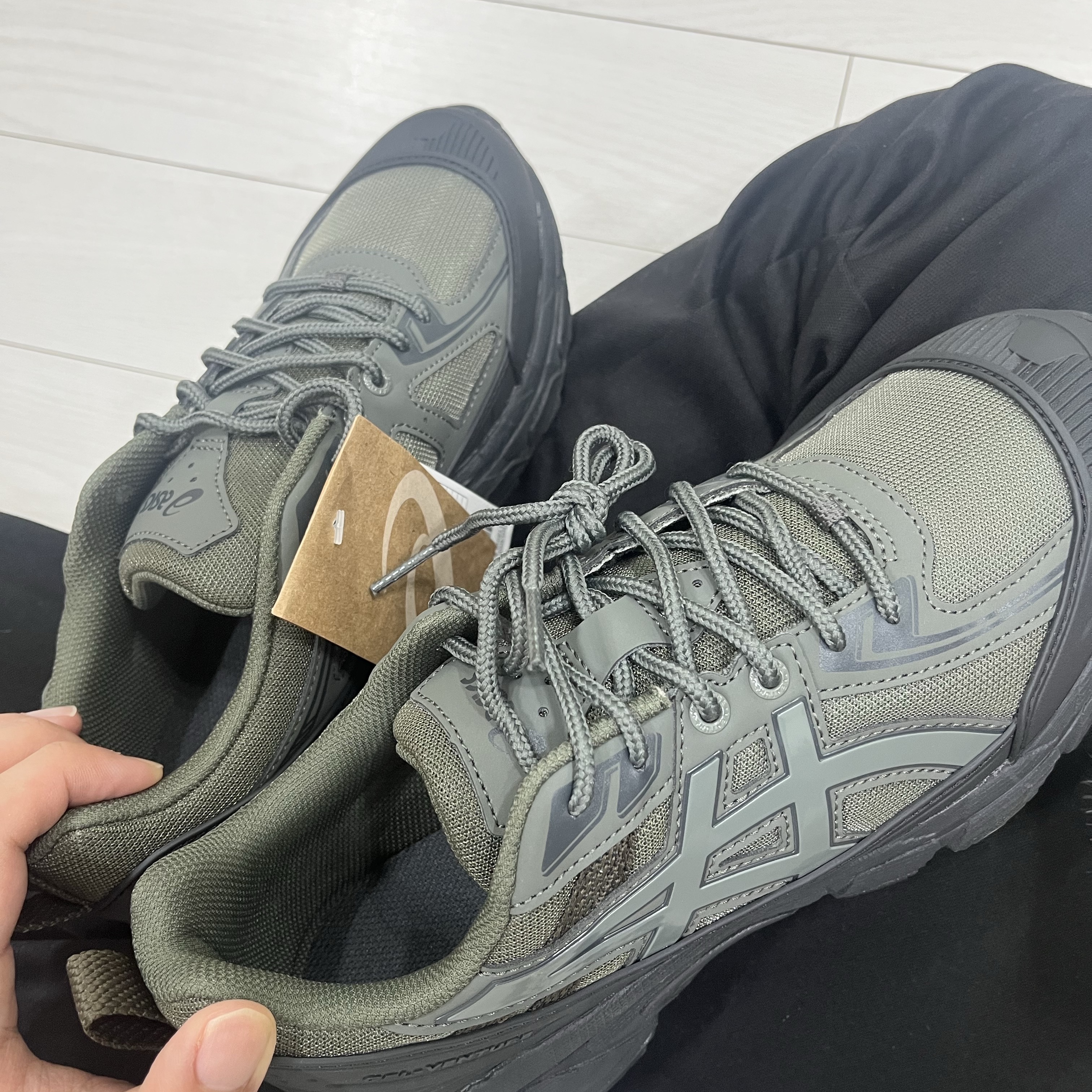 Asics Gel-Venture 6 Shield Graphite Grey Truffle Grey 착용 스타일 - 2