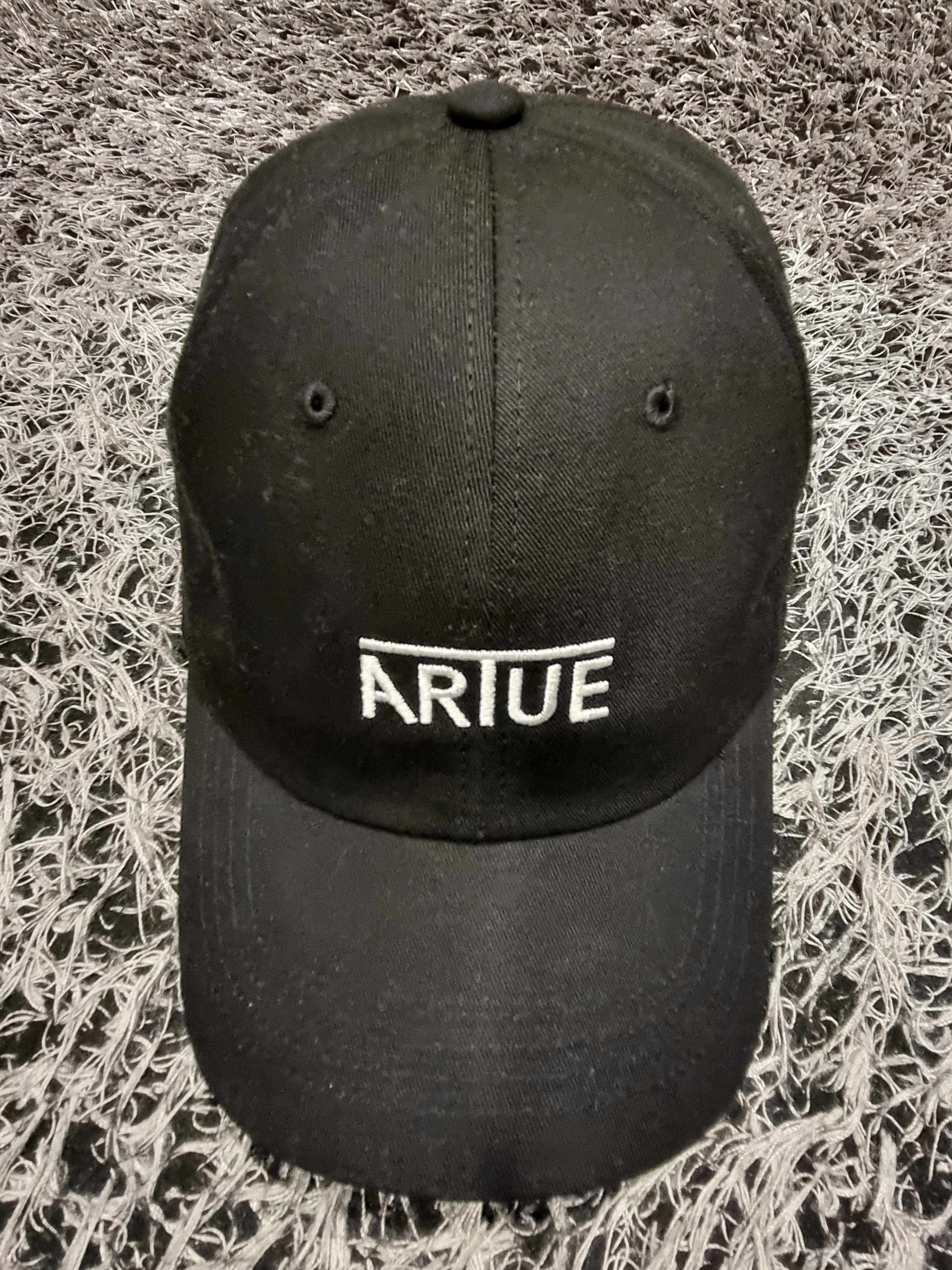 Artue Logo Ball Cap Black 착용 스타일